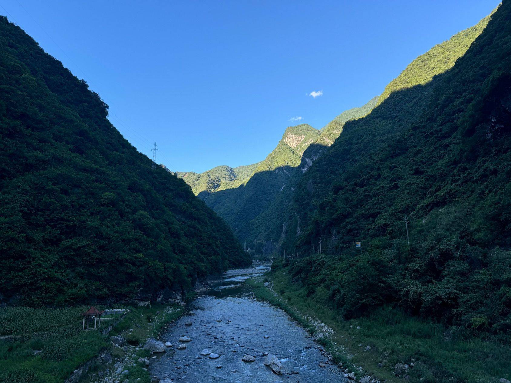 青山绿水  山谷溪流  自然风光 