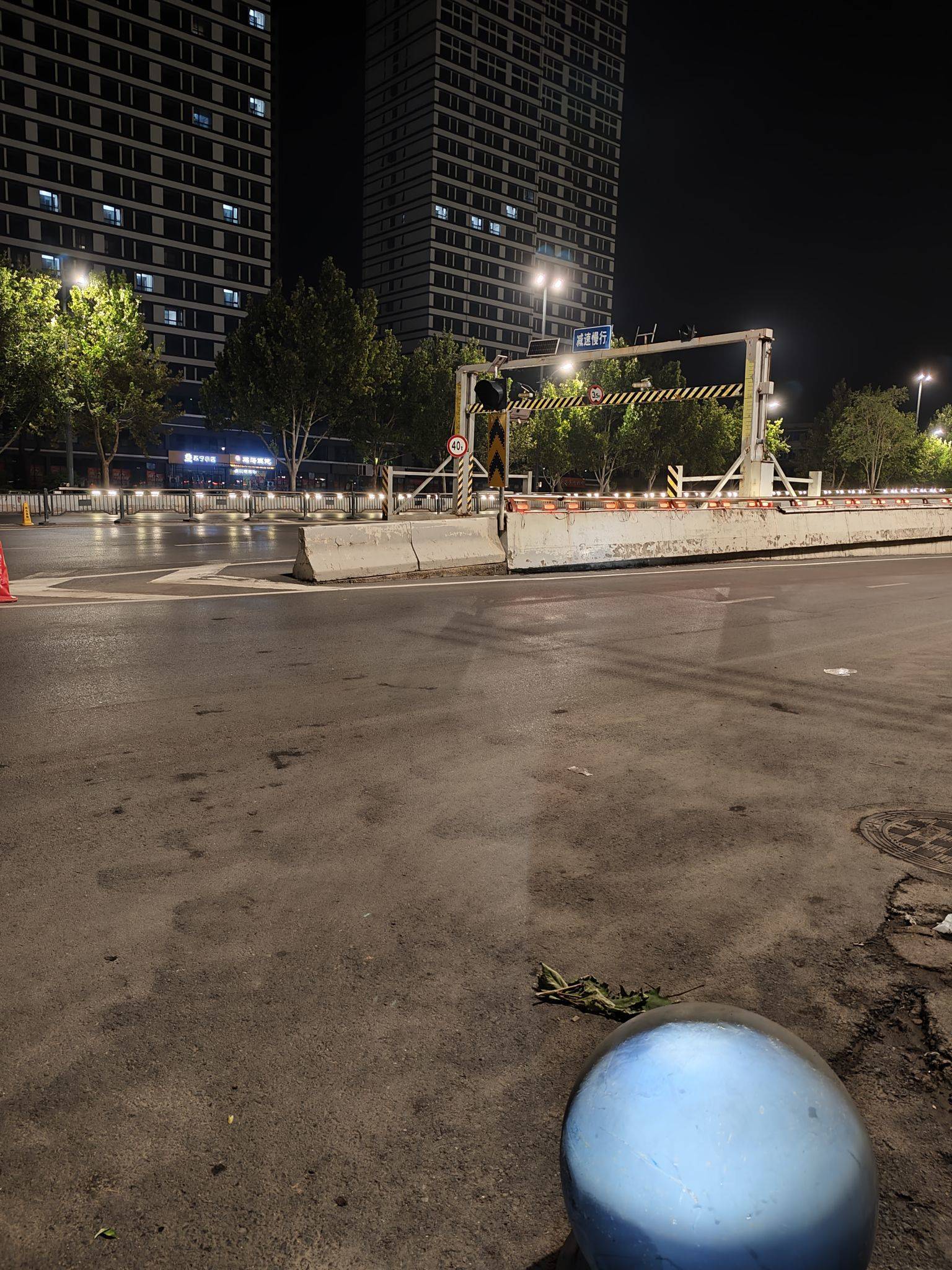 心火烧透长夜，
眼穿千重雾烟。
踩碎深渊