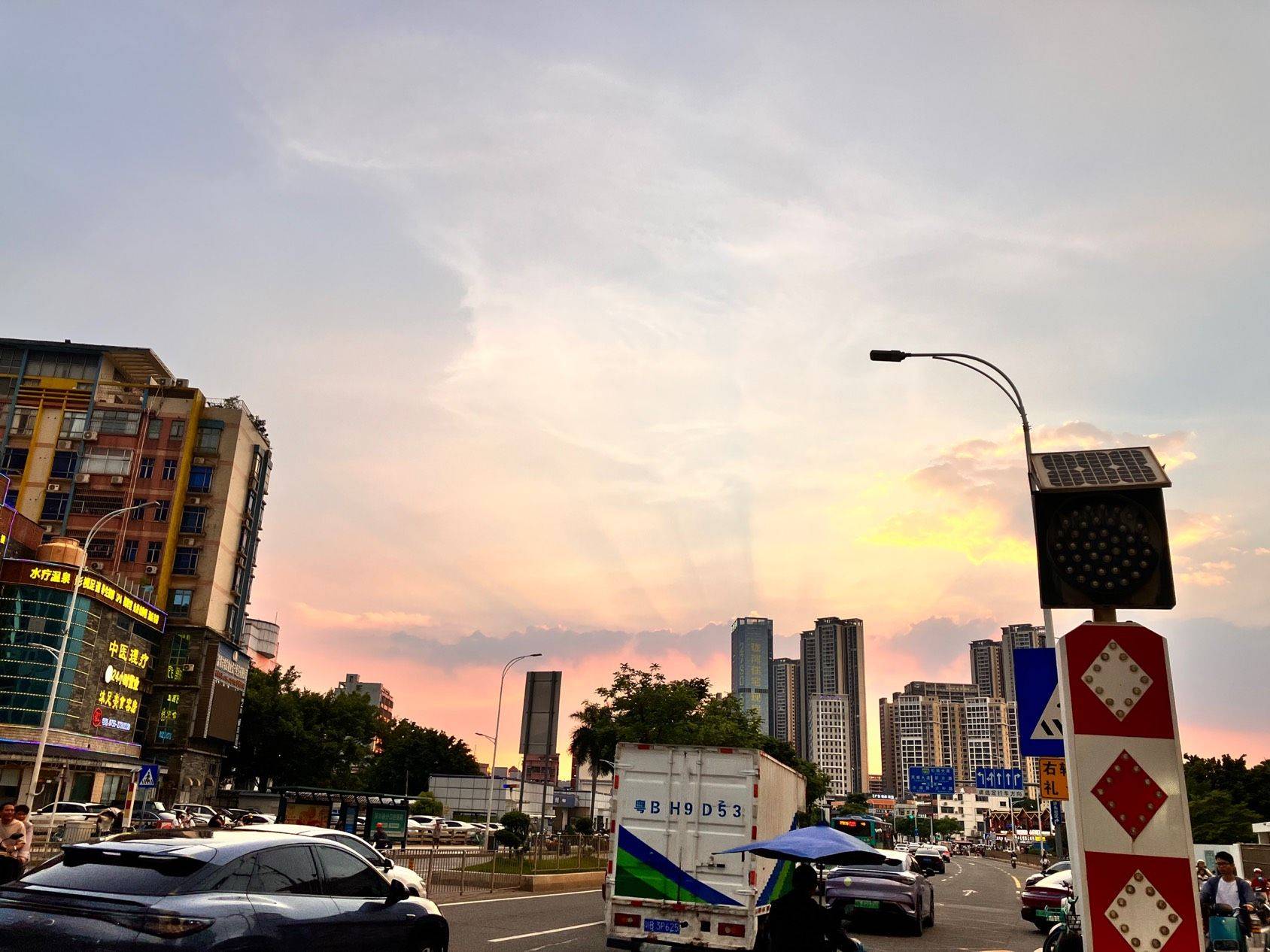 今天是粉紫色的晚霞捏