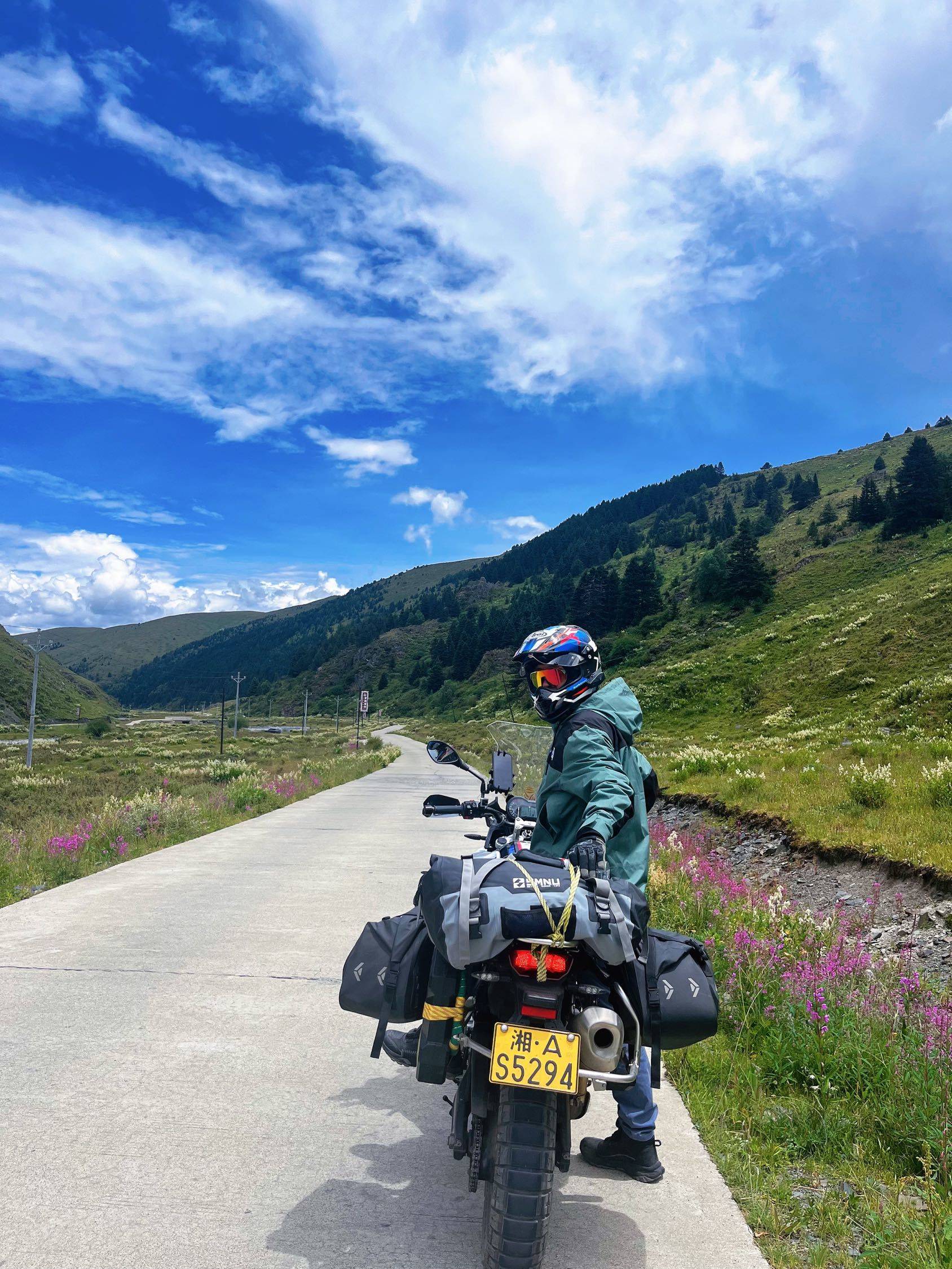 一台摩托车  理塘-稻城-木里-昭通-贵阳