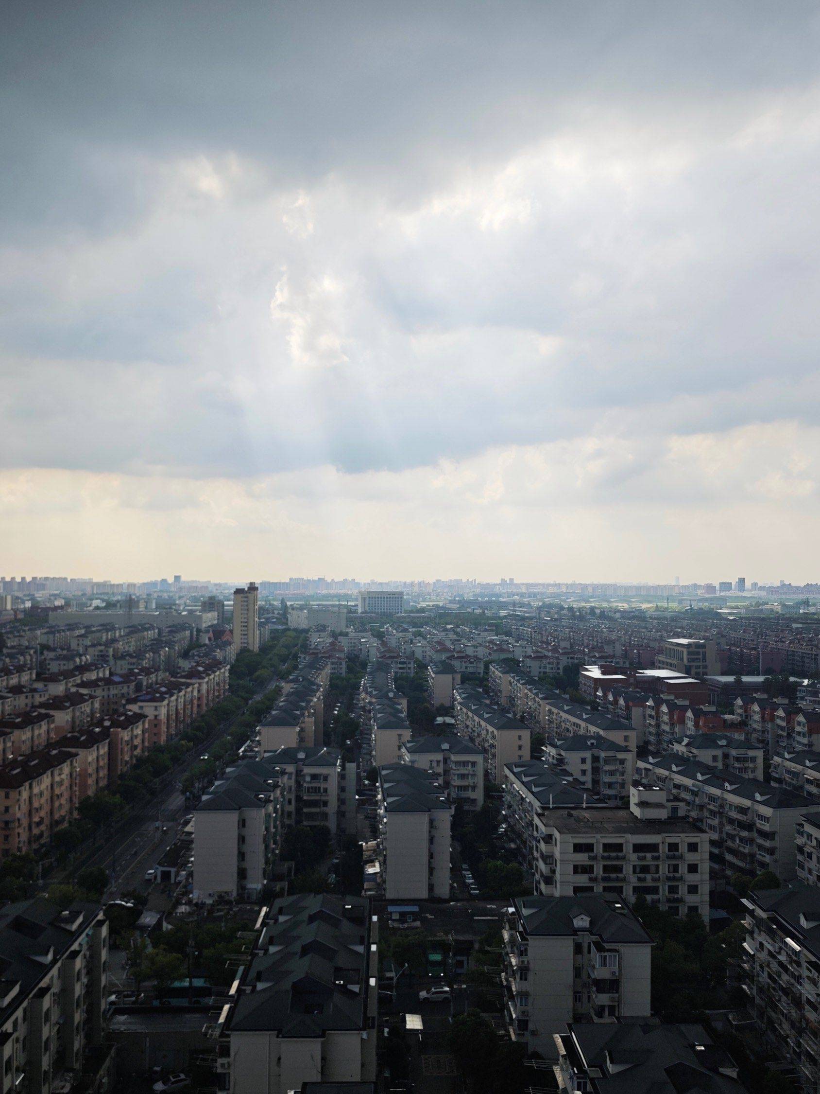 夕阳西下，上班人回家打架 城市风光  