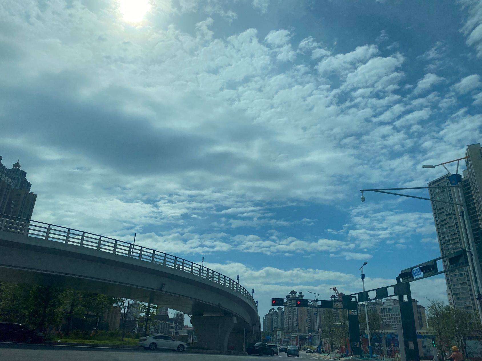 早晨蓝天白云与傍晚的落日余晖美景_3