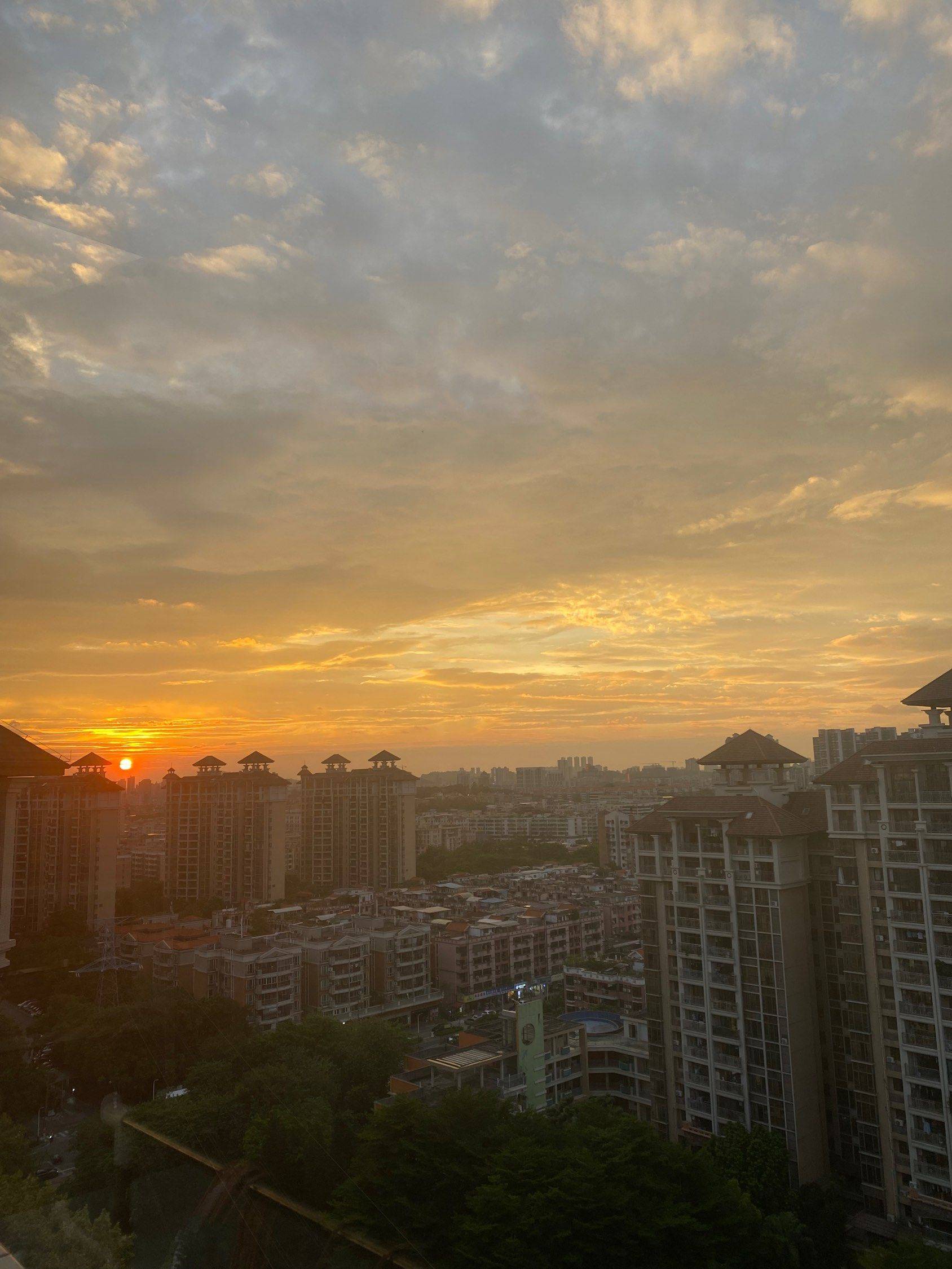 早晨蓝天白云与傍晚的落日余晖美景