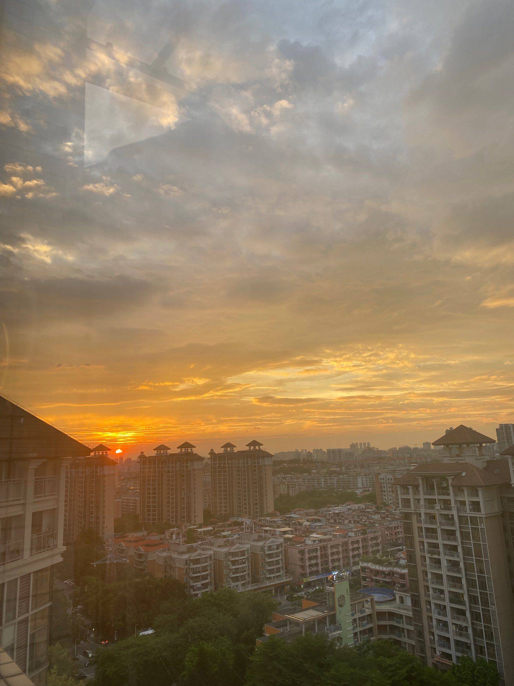 早晨蓝天白云与傍晚的落日余晖美景_1