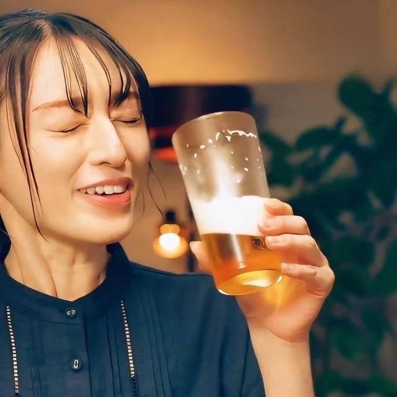 蕉叶共听窗下雨，蟹螯分弄手中杯。 今晚