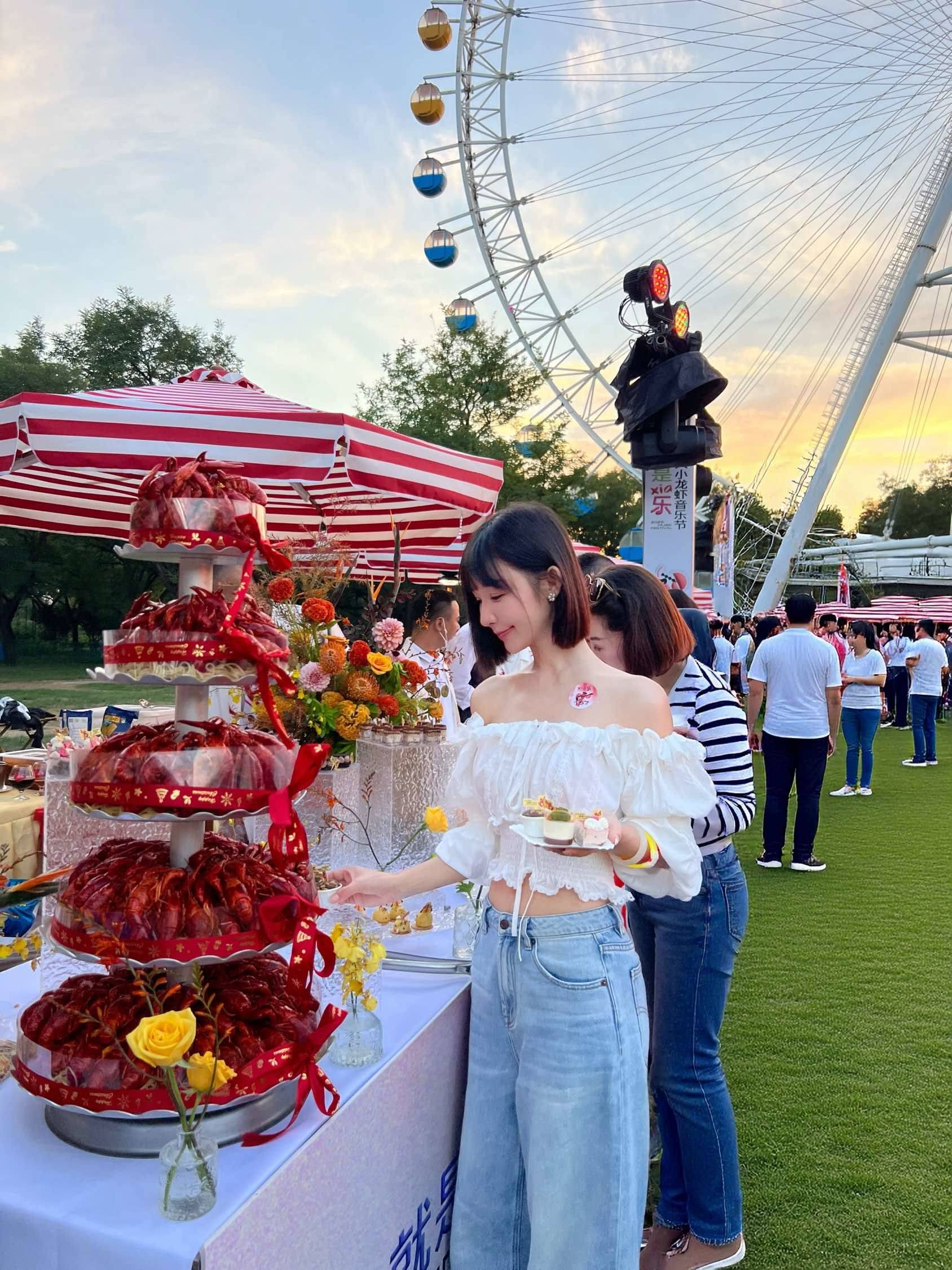 晚风，音乐，摩天轮🎡还有我最爱的小龙虾🦞_3