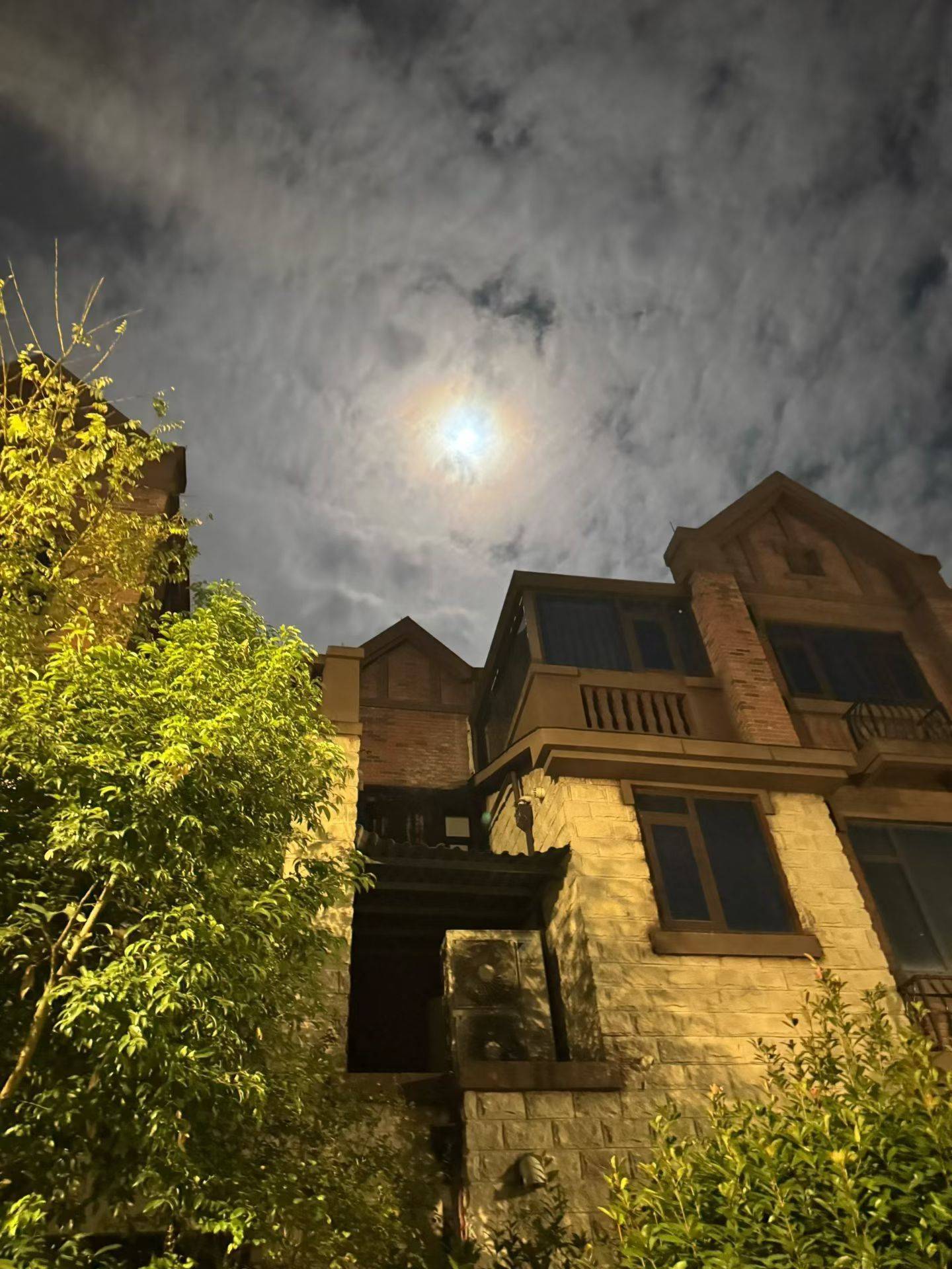 赏月🎑
但愿人长久，千里共婵娟 月光 