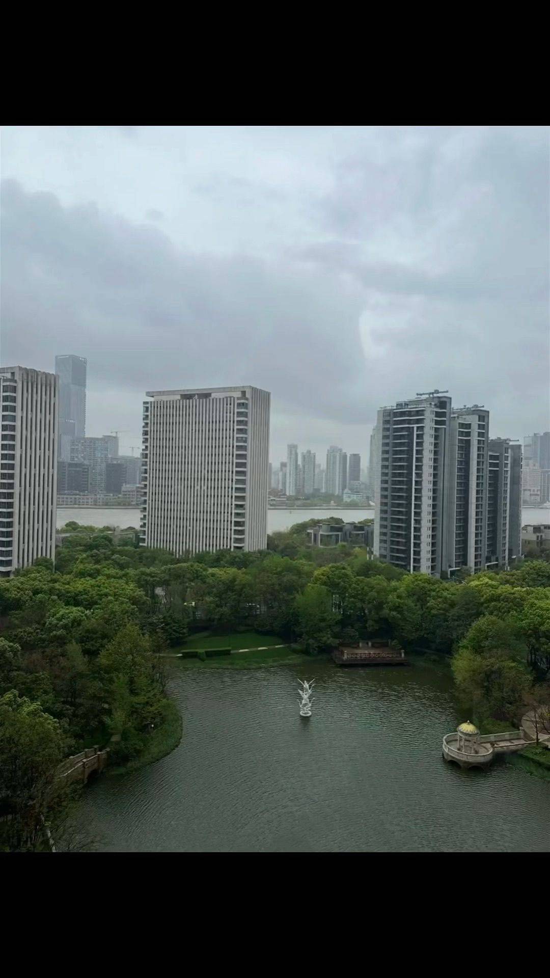 陆家嘴江景豪宅蹲室友