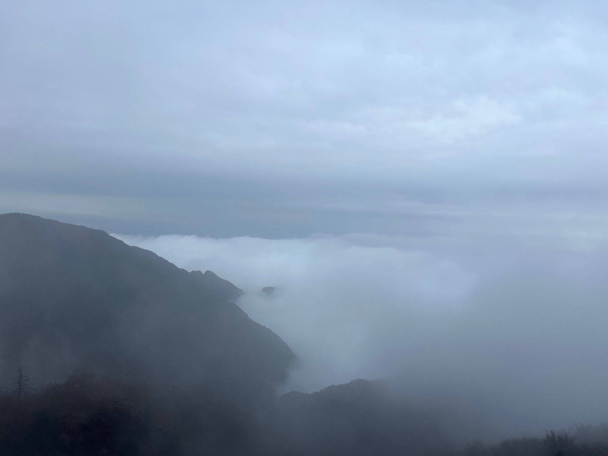  云雾缭绕人间仙境 