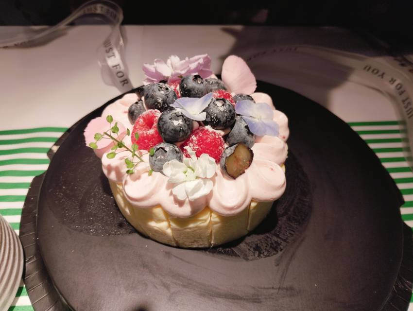美好的周末是由蛋糕🍰和电影构成的