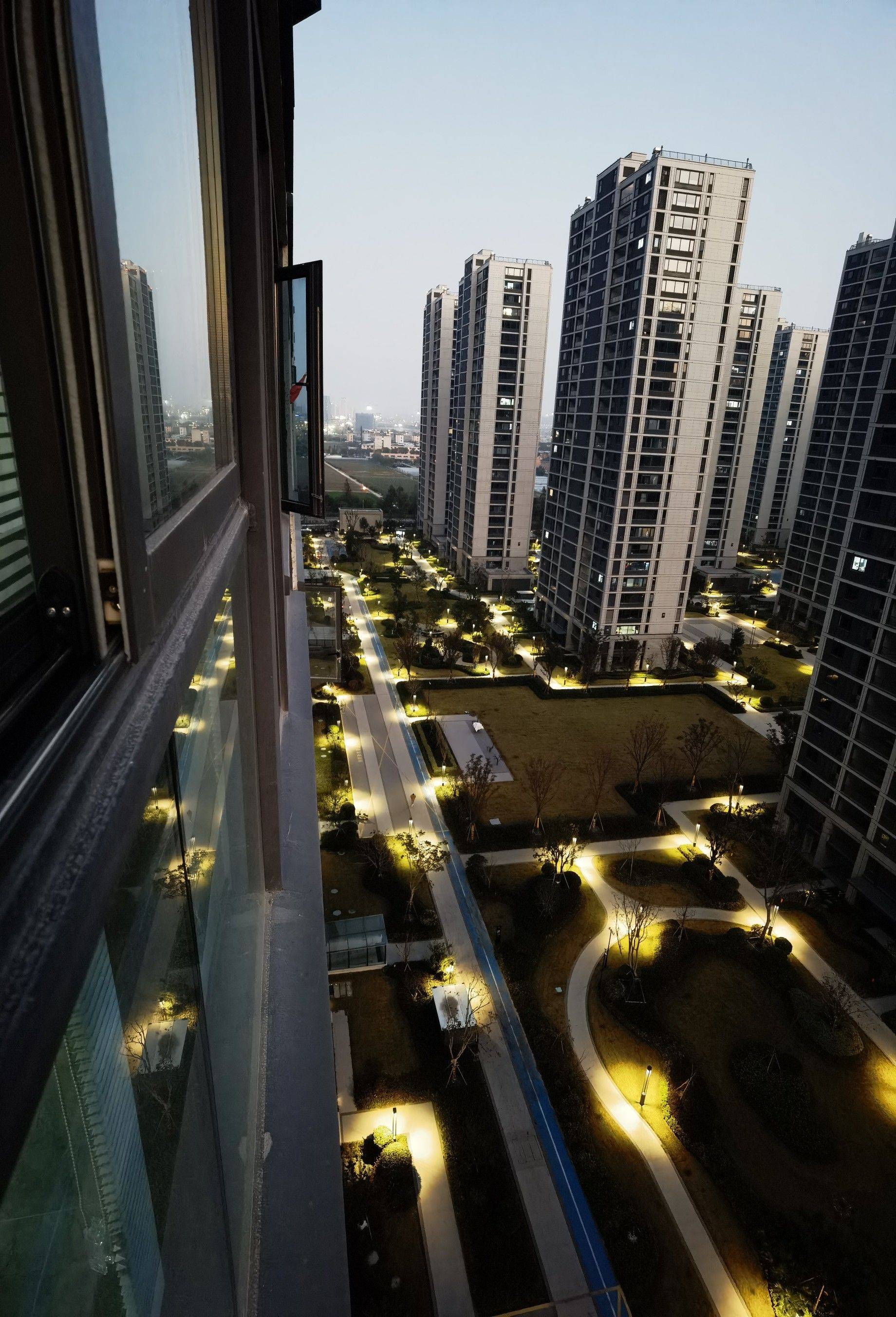 随手拍钱塘区河庄街道江曜景庭小区夜景一角