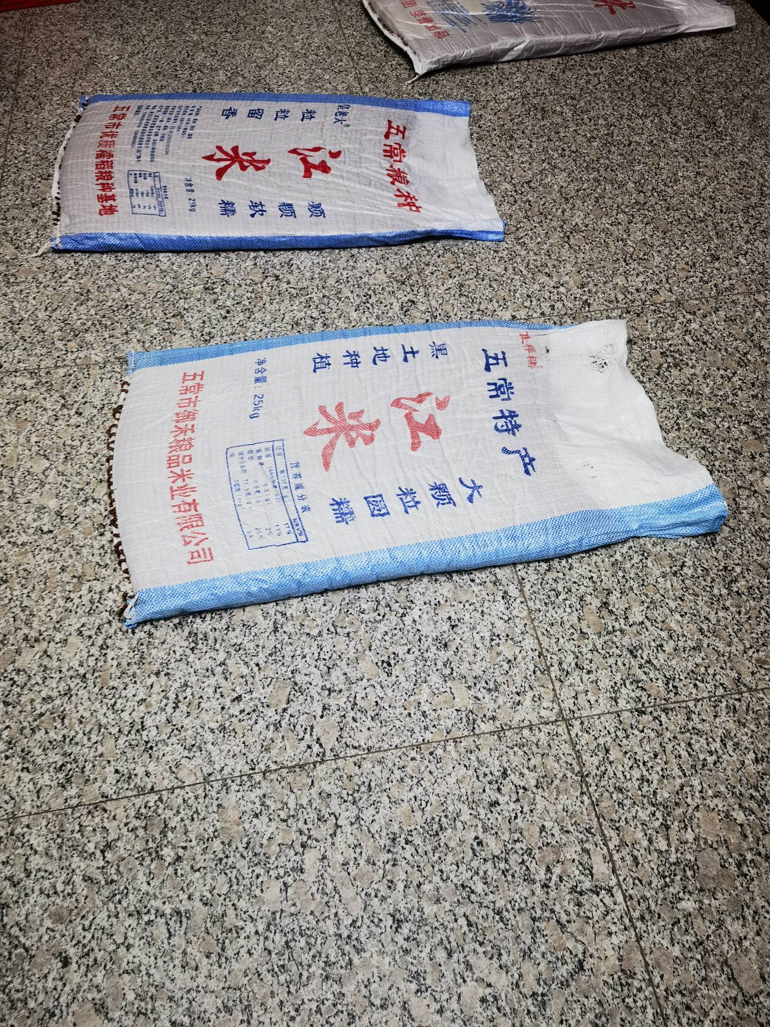 传统手工年糕待放凉硬化再切址块块！ 粮