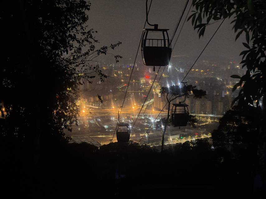夜晚🌃的缆车上是灯火的喧嚣和山林的寂静