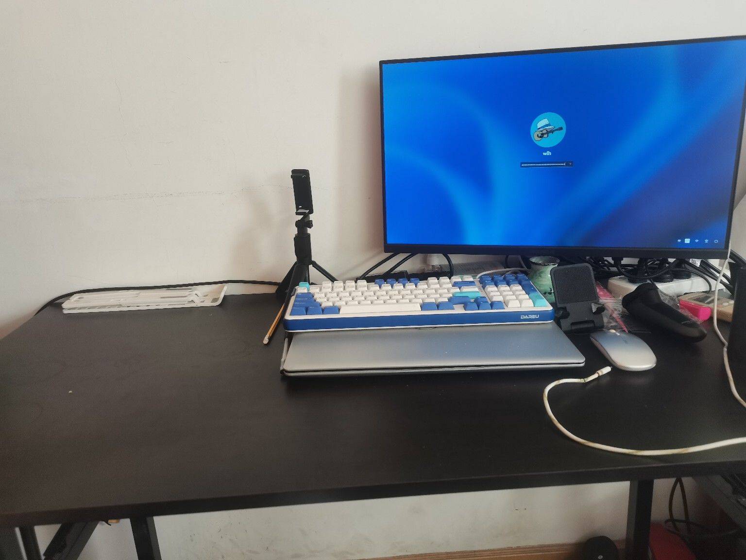 出一个电脑桌子，很结实，桃木