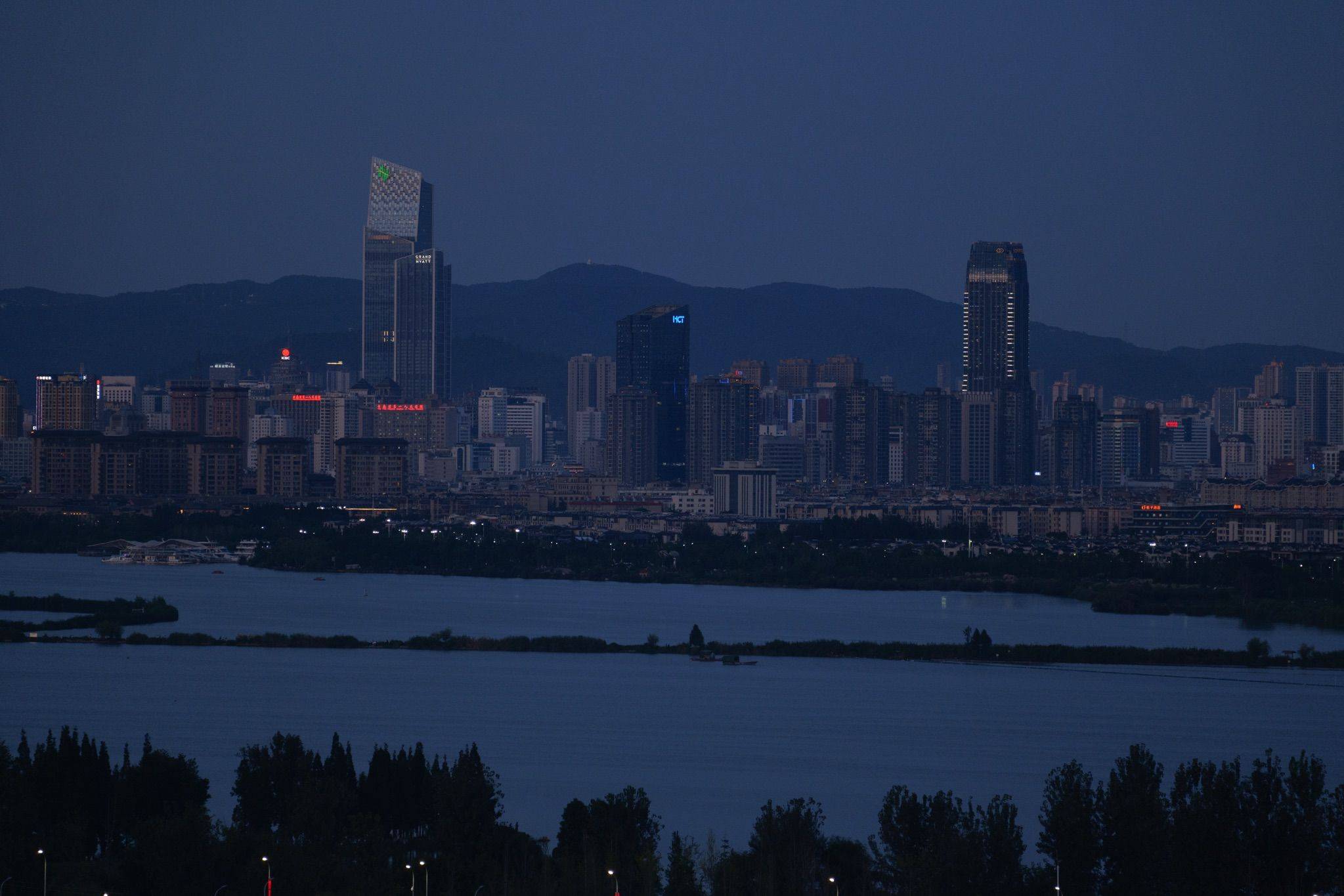 滇池边的夜_2