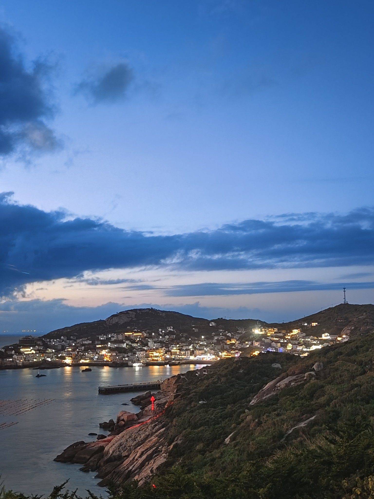  海边夜色  小镇灯火  山海之间