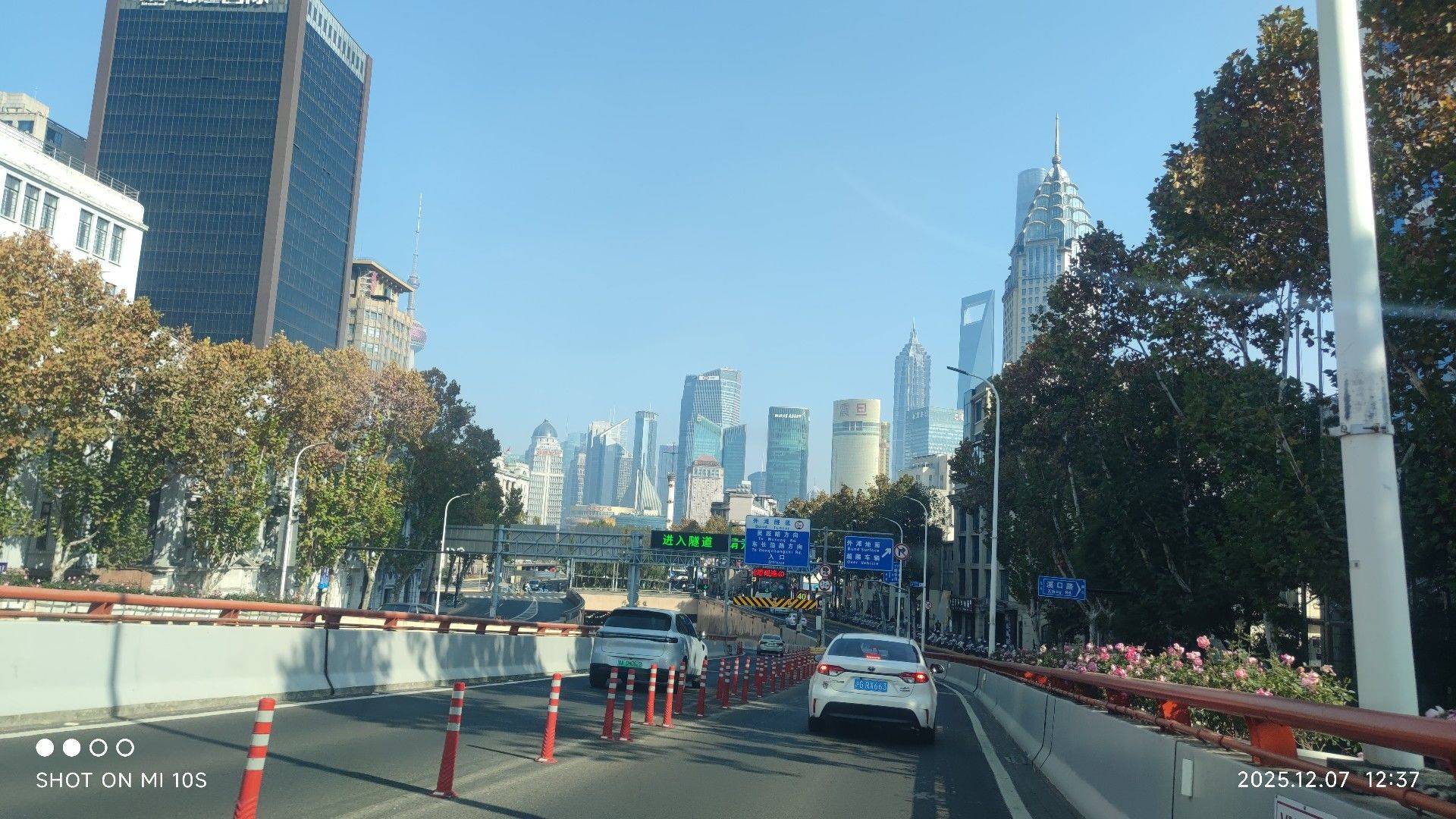 城市随拍 晴空行车  都市风景 