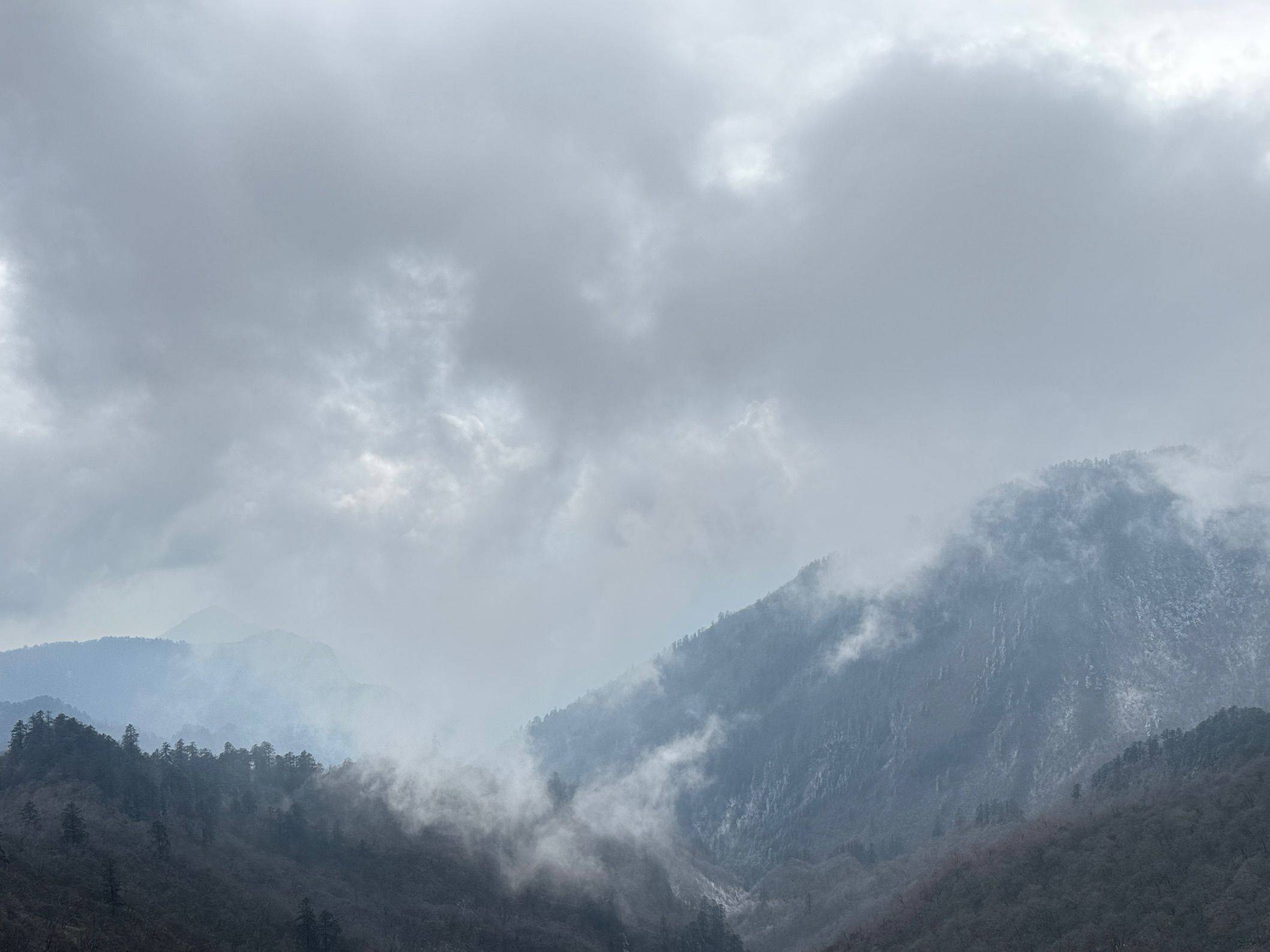 远山如黛,近水含烟,薄雾轻拂初阳淡