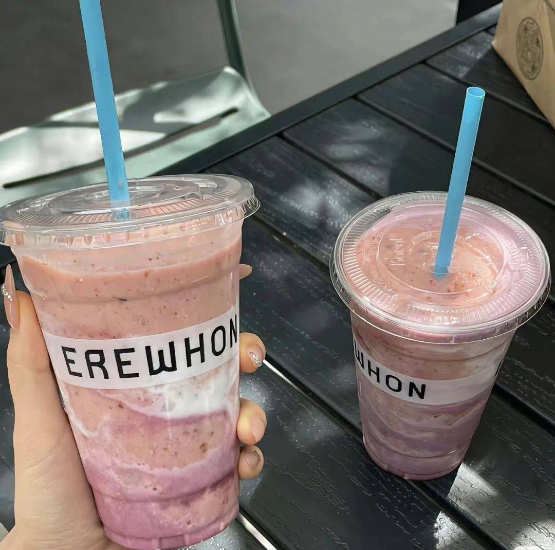 撮一口快乐奶茶🧋～ 草莓奶昔  喝出