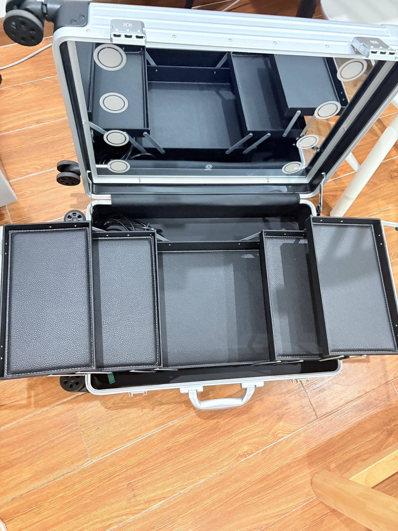 出化妆师跟妆箱_1