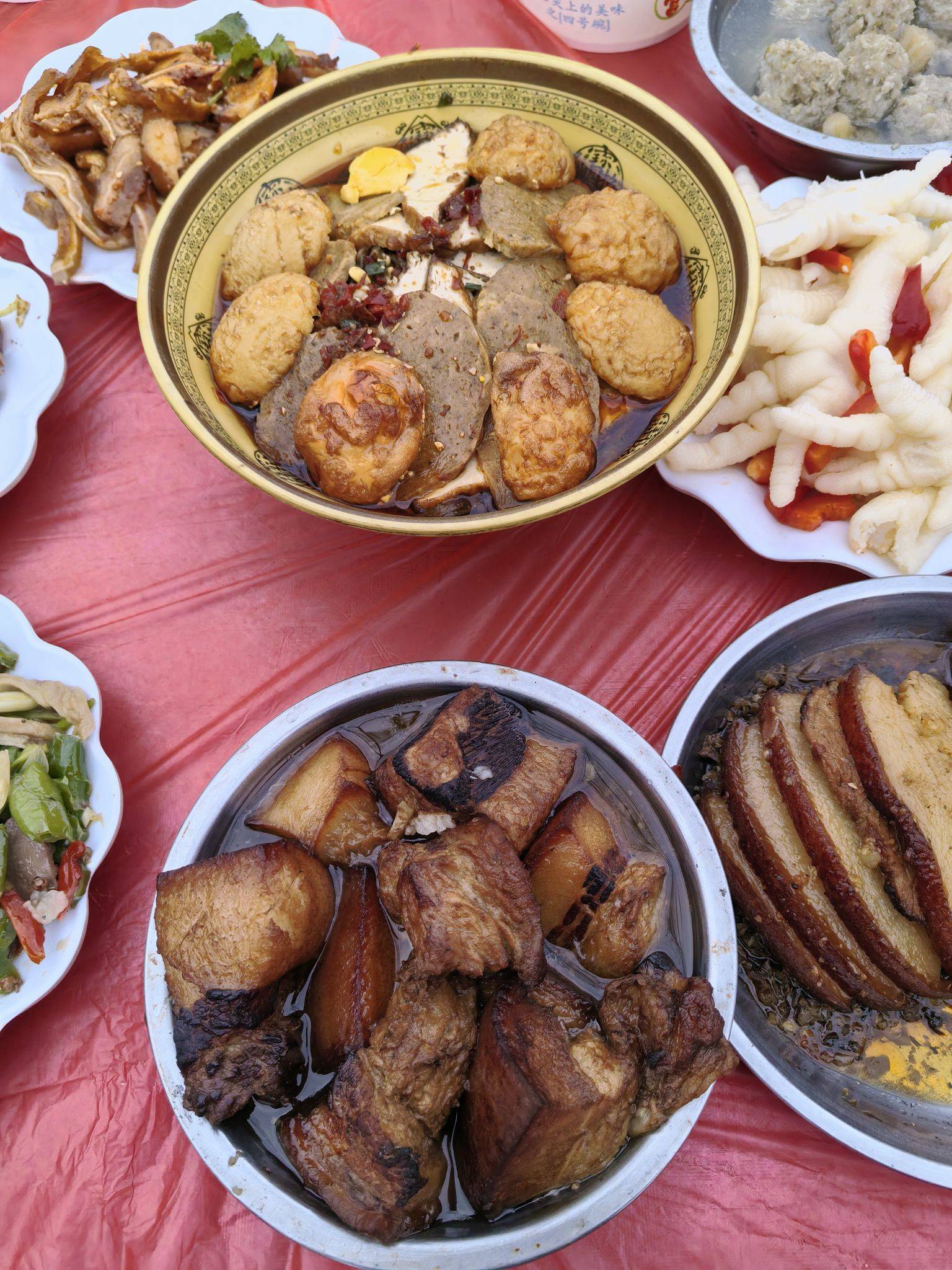 农村坝坝席，还是小时候的味道。  围桌