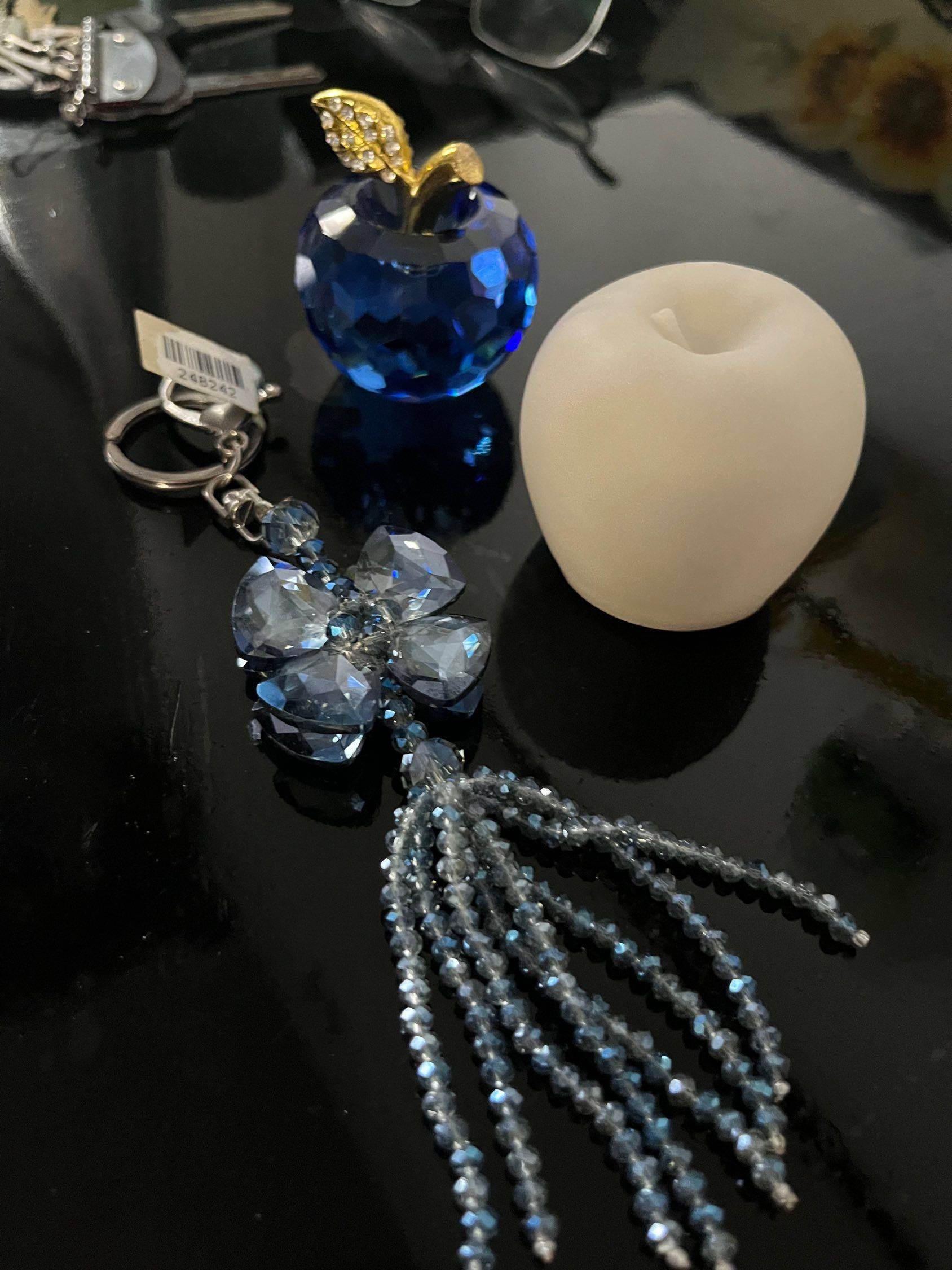 全新 水晶四叶草钥匙扣+水晶苹果摆件20元