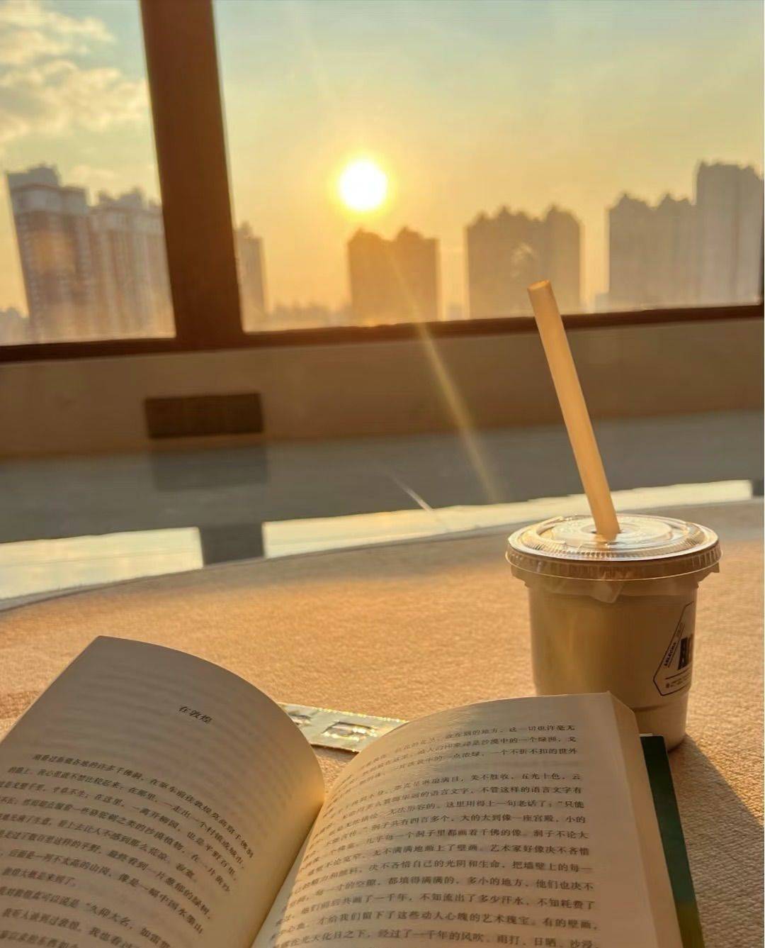 暖阳的午后 慵懒的 松弛的，晒着太阳 吃