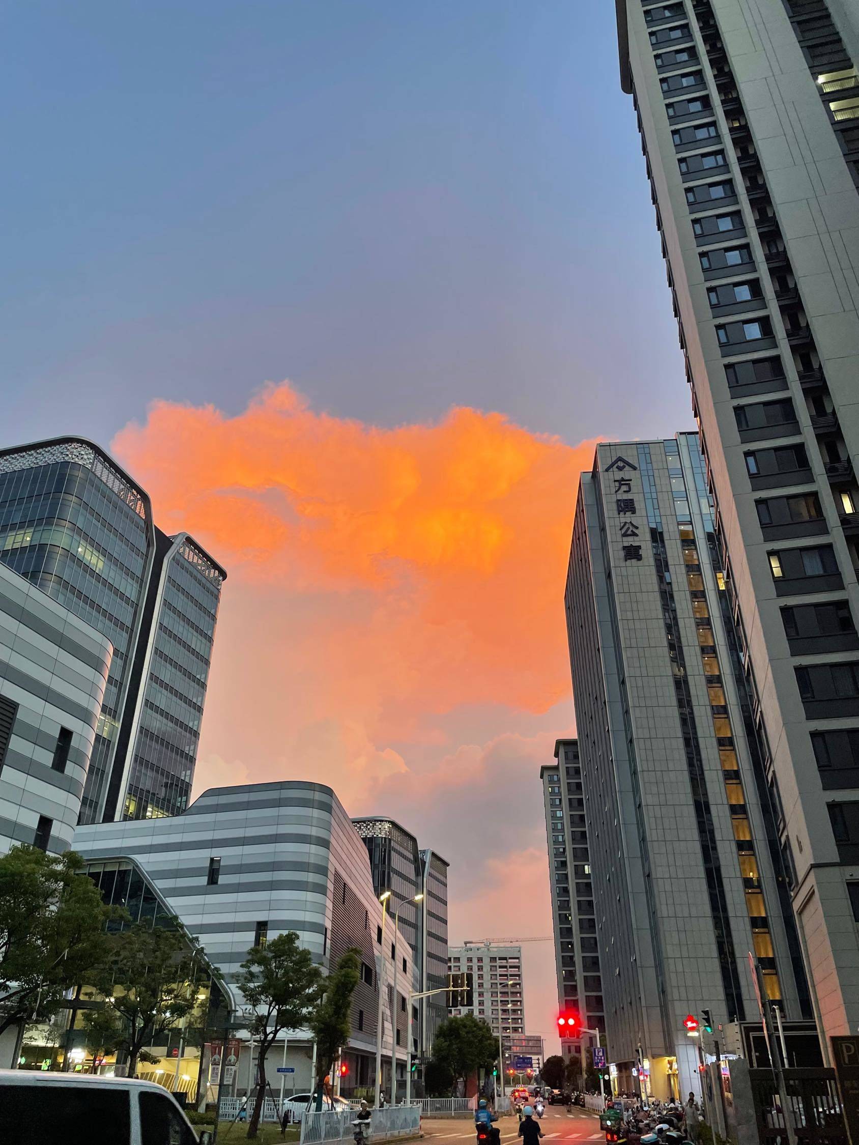 日落到来 城市晚霞  天空染色  