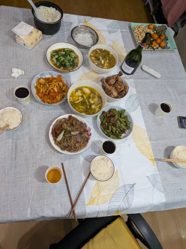 室友不回家一起的年夜饭围桌吃饭 饭菜