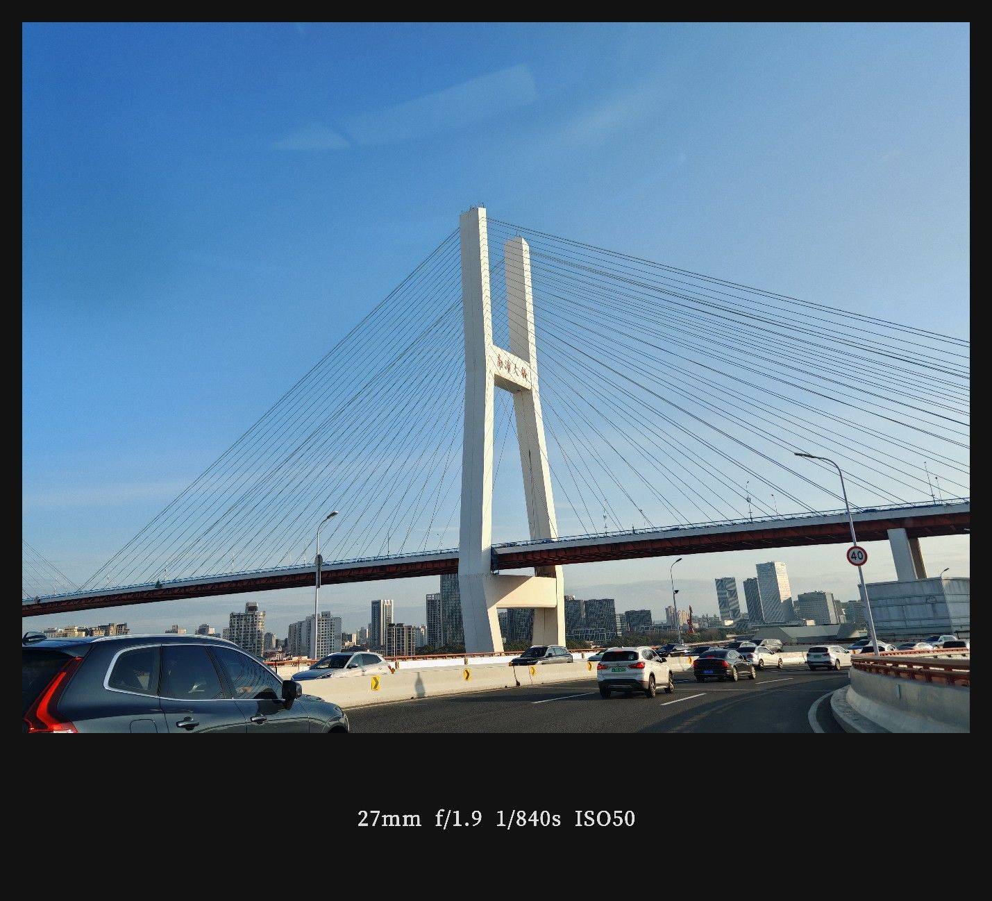  城市风光  大桥飞跨都市通勤  