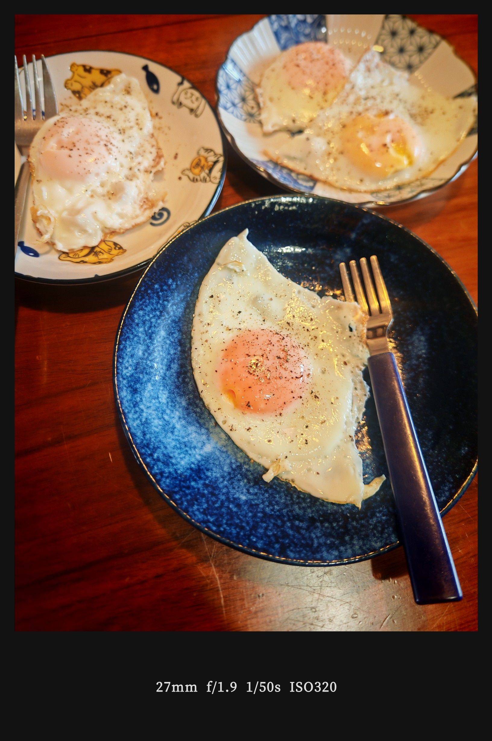  煎蛋  锅中四黄  热油翻炒  