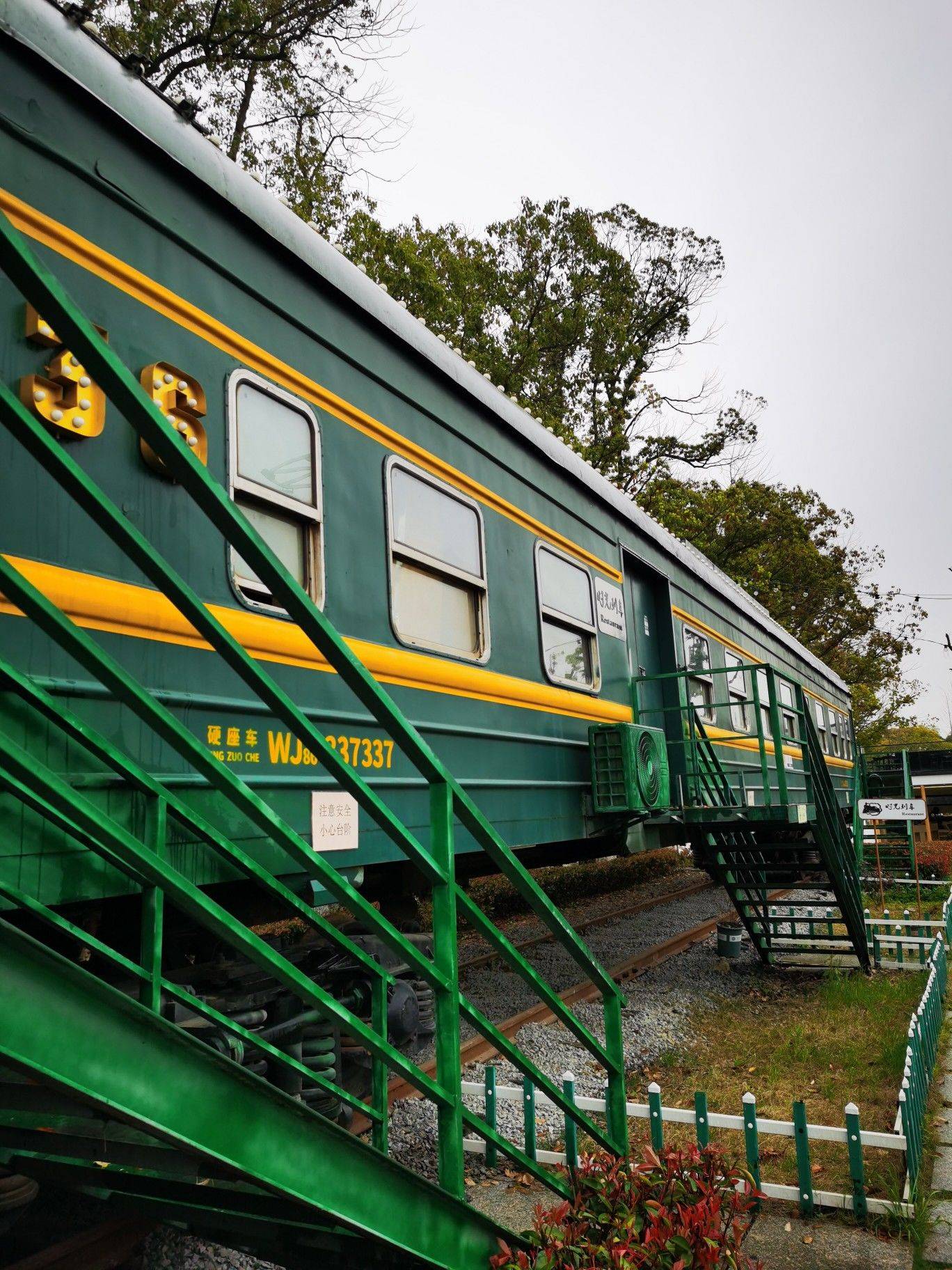  绿皮火车  老式列车  时光停驻