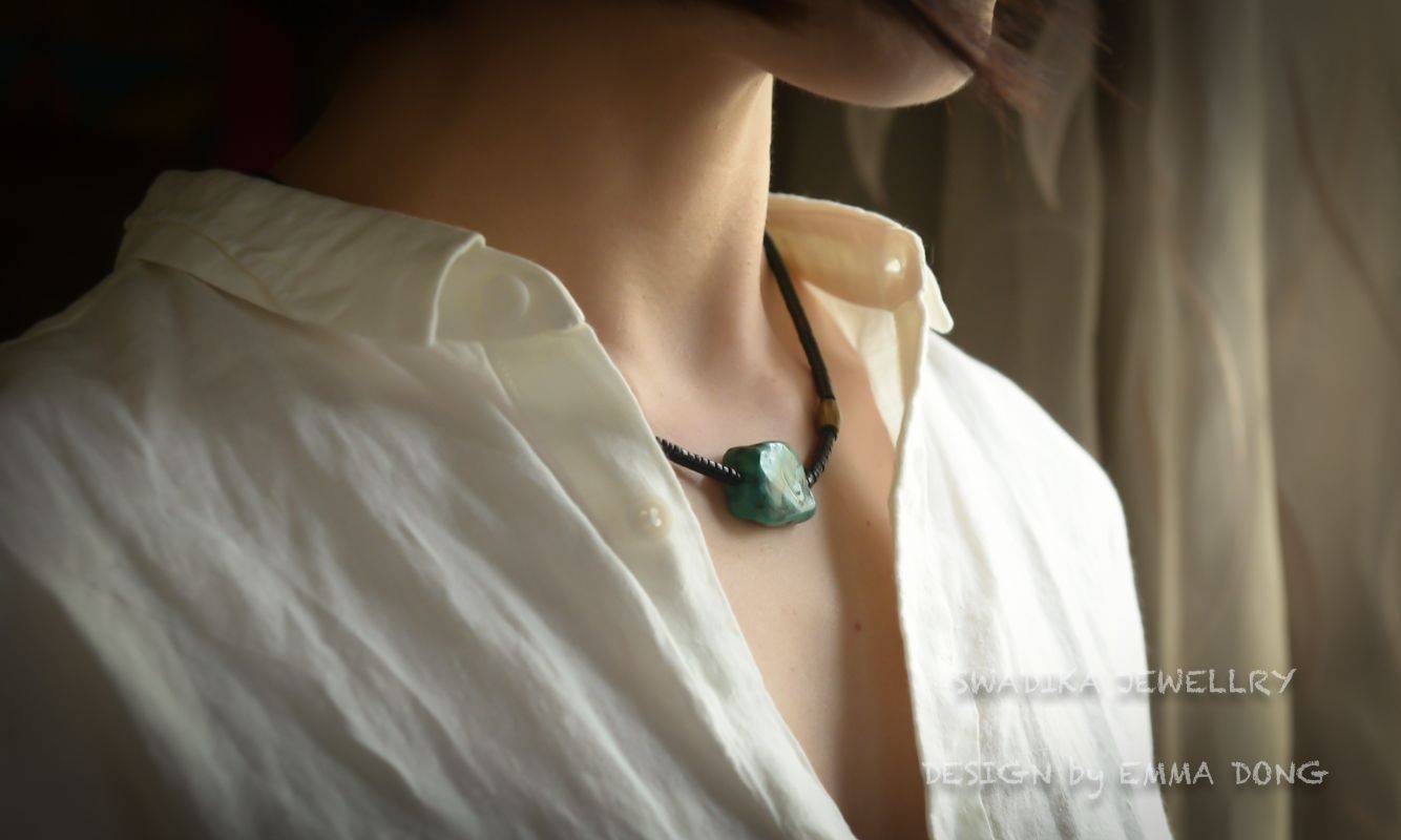 “穿白衬衫的男人”