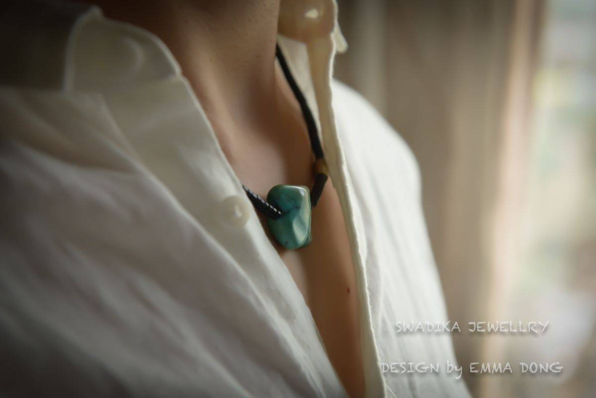 “穿白衬衫的男人”_1