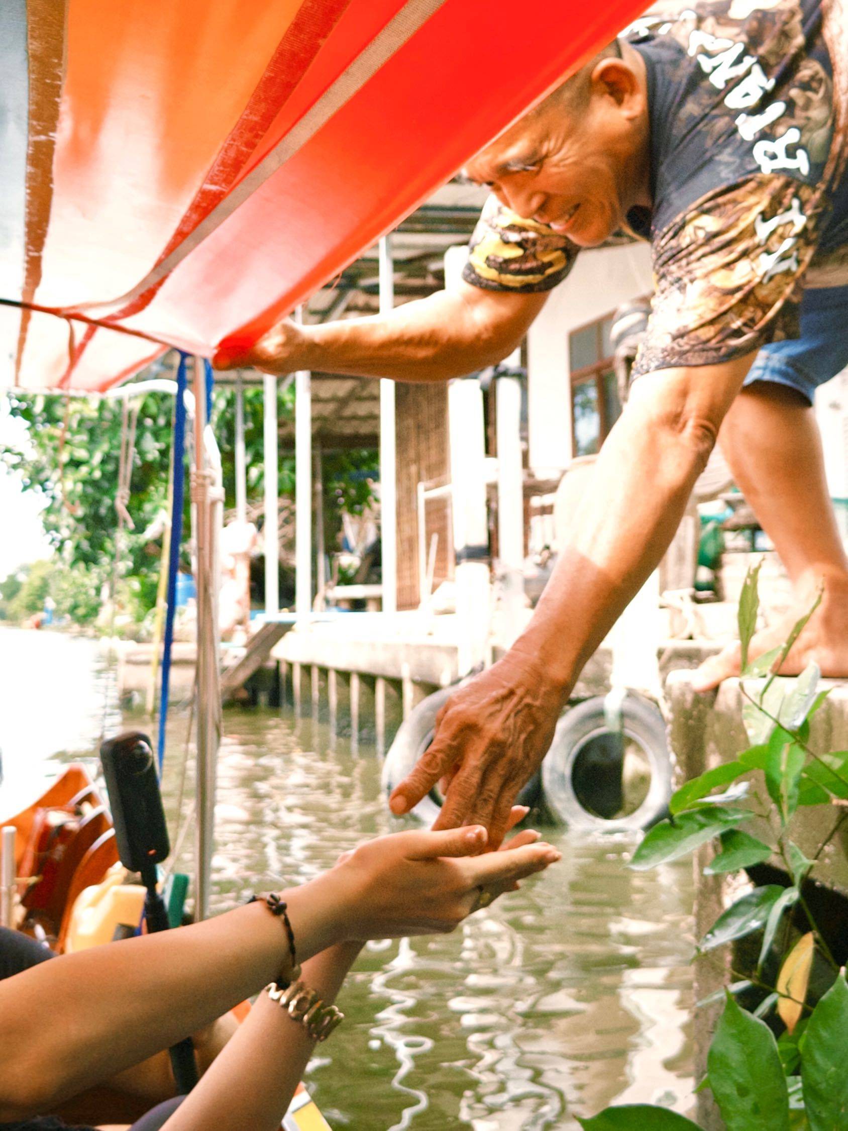 曼谷｜闹市旁的隐秘水路，误入野生巨蜥地盘🦎