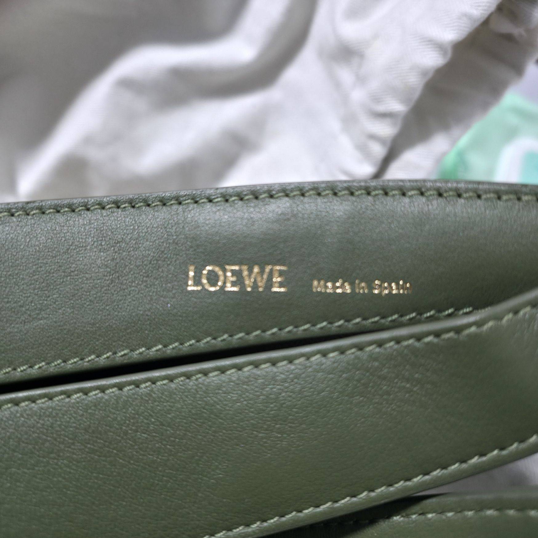 Loewe月亮包便宜出_2