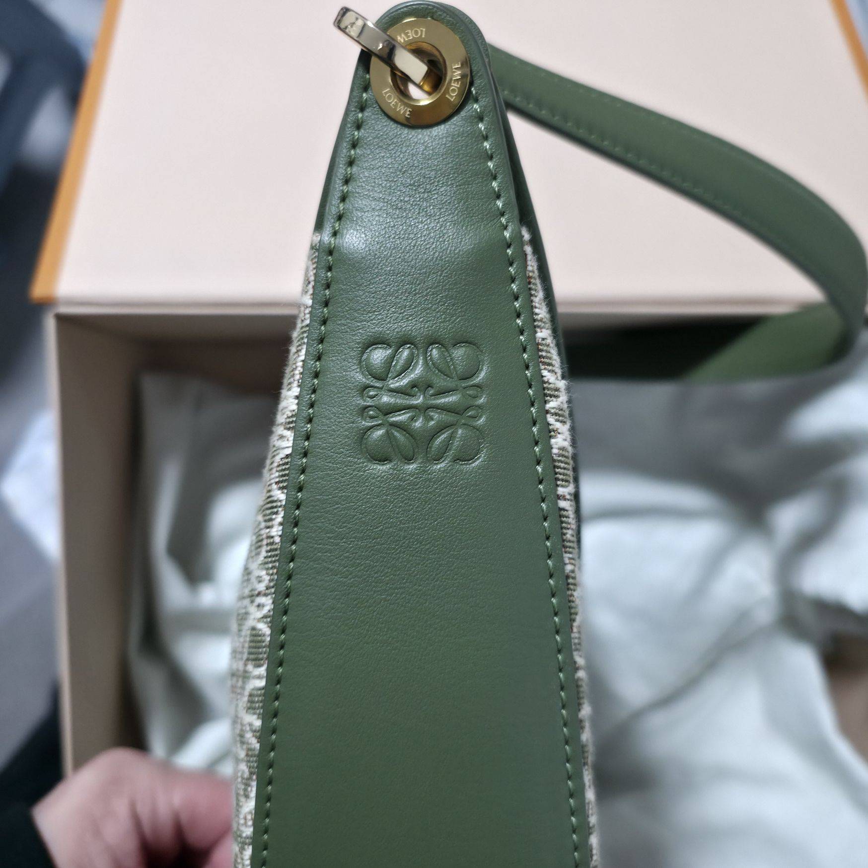 Loewe月亮包便宜出_1