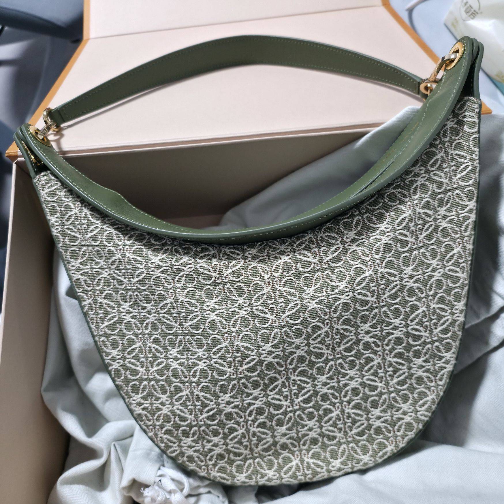 Loewe月亮包便宜出
