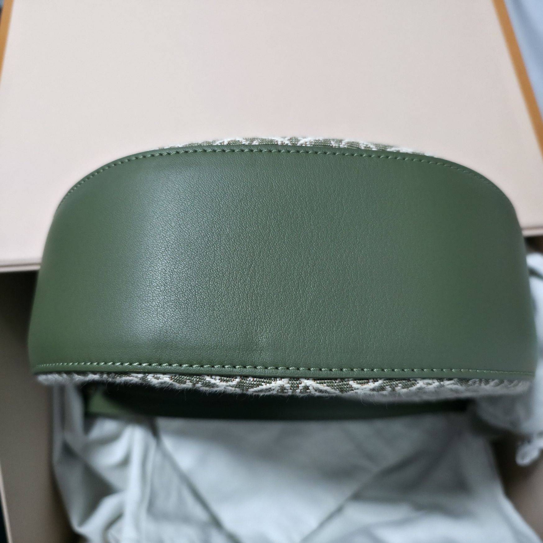 Loewe月亮包便宜出_4