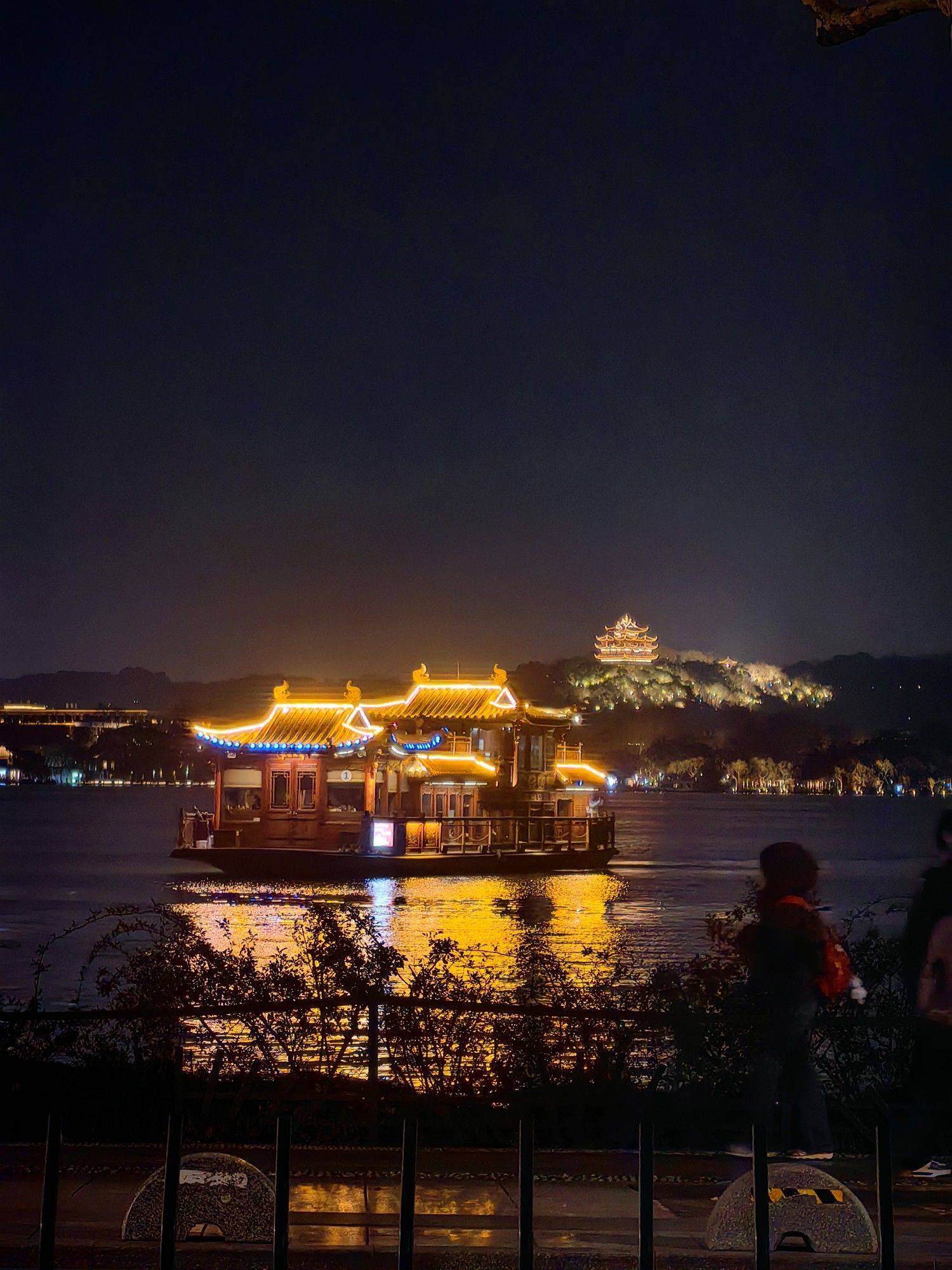 你有多久没有逛夜晚的西湖了？