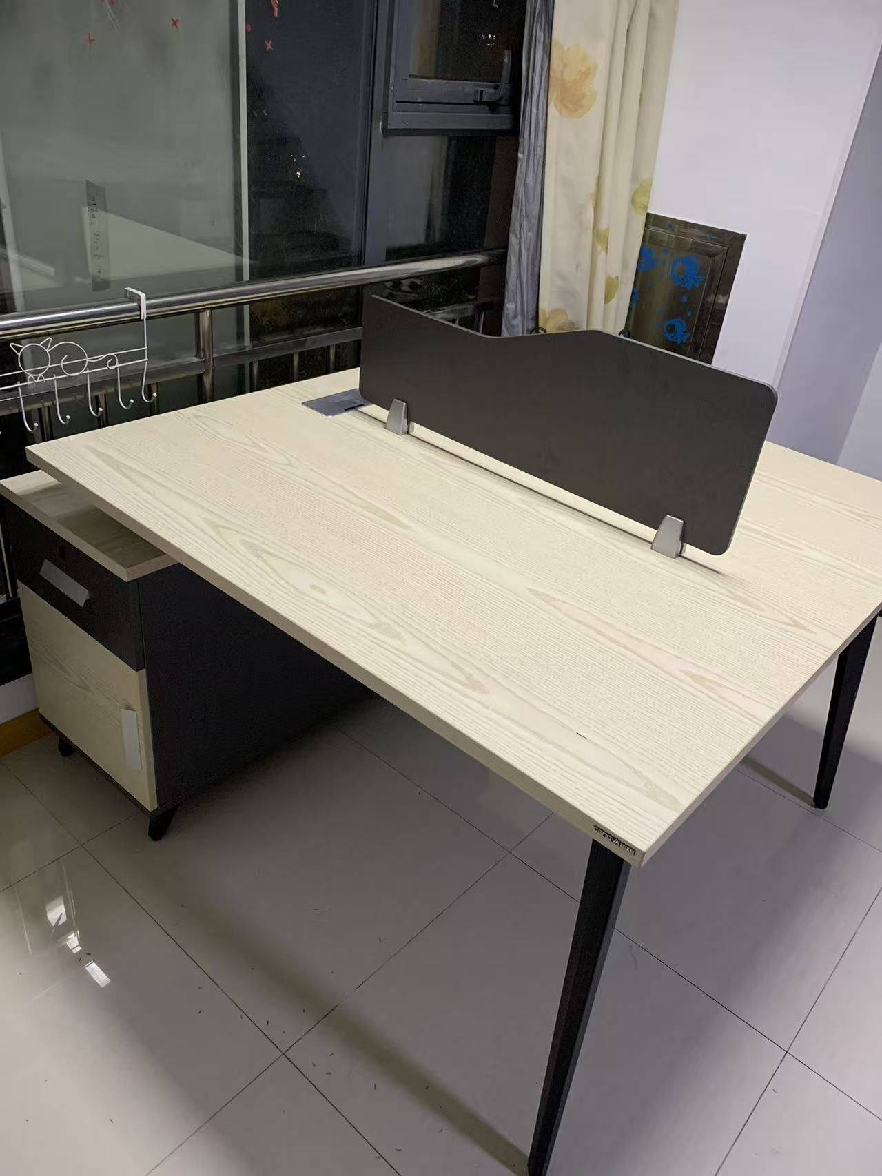 出双面办公桌，实木材质，结实耐用，桌面宽