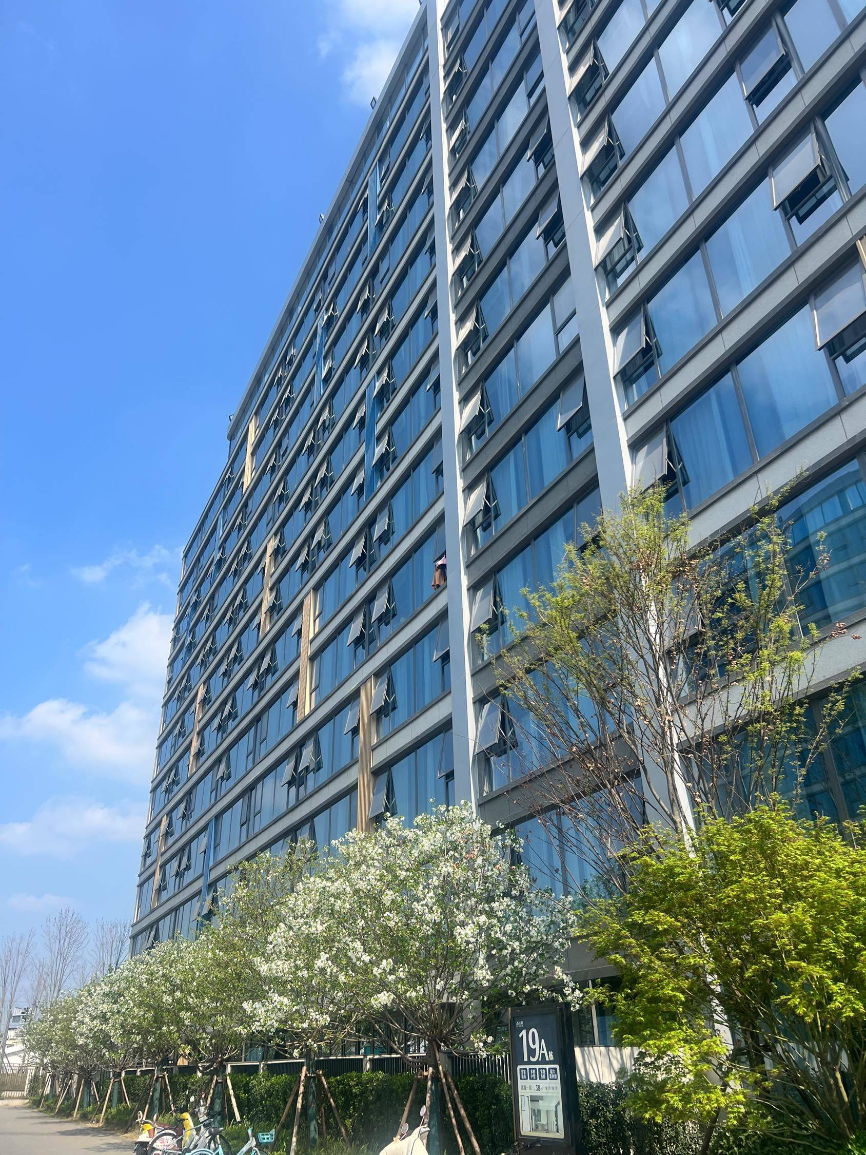 公寓大门口的🌸