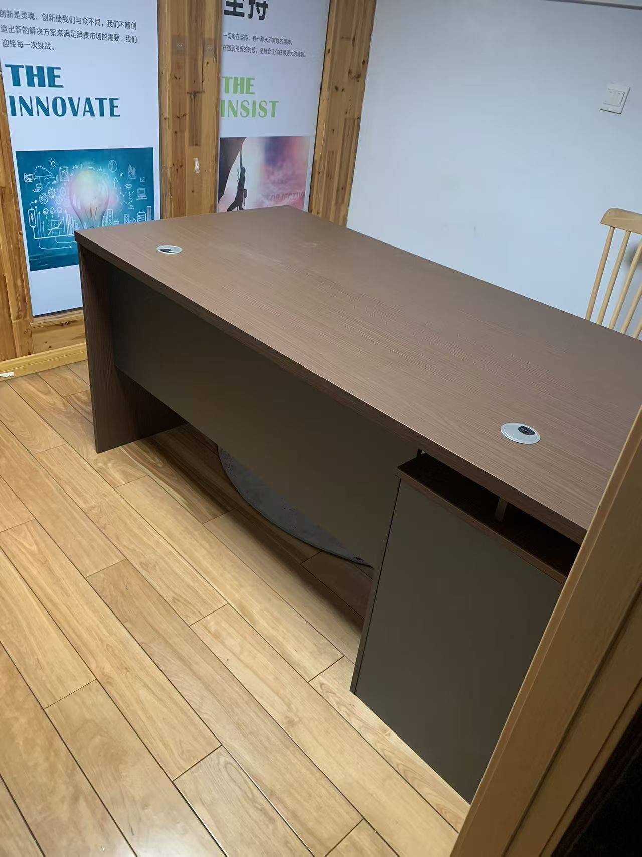 出办公桌一张，带穿线孔，桌面有收纳空间，