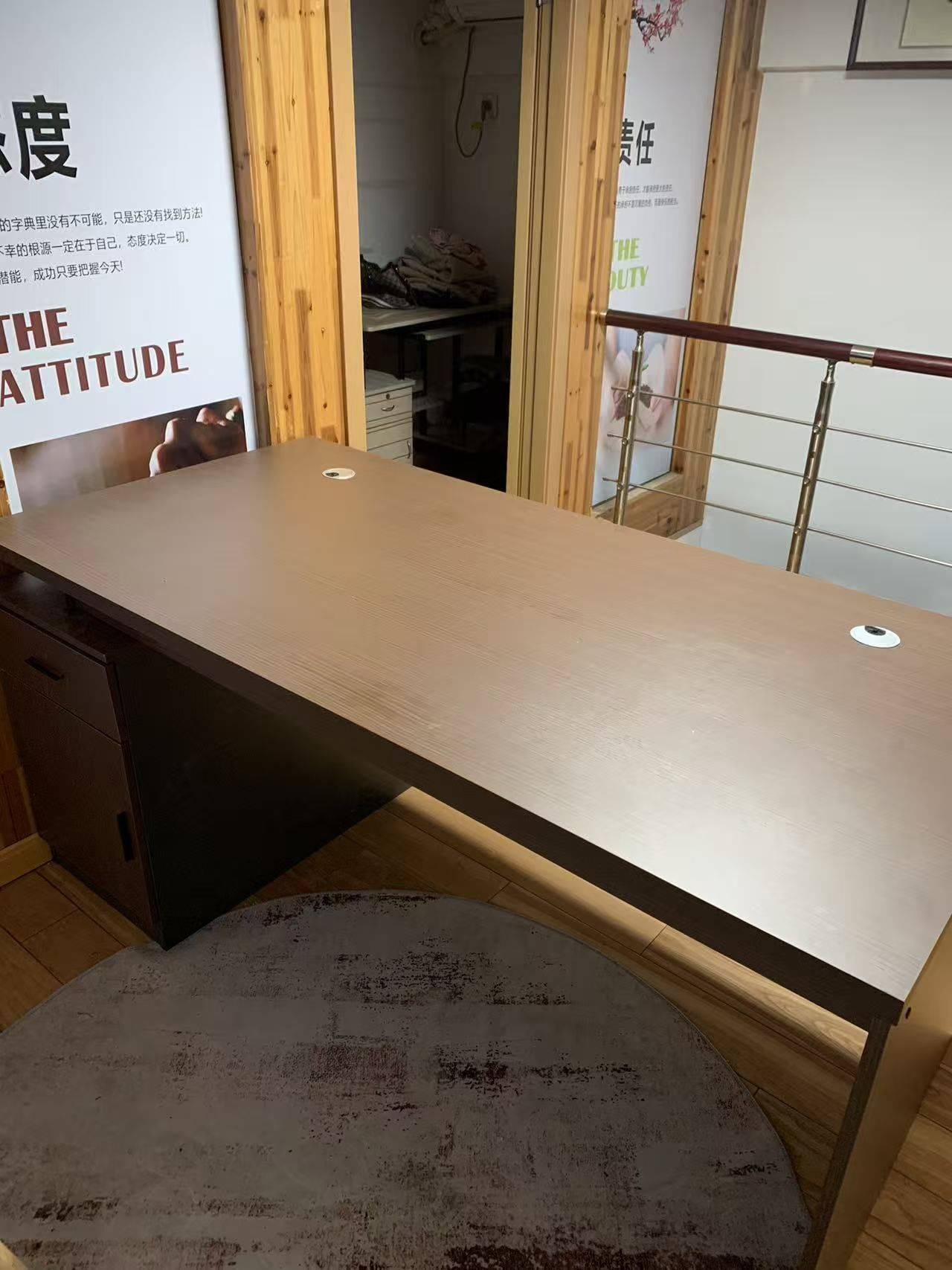 出办公桌一张，带穿线孔，桌面有收纳空间，_2