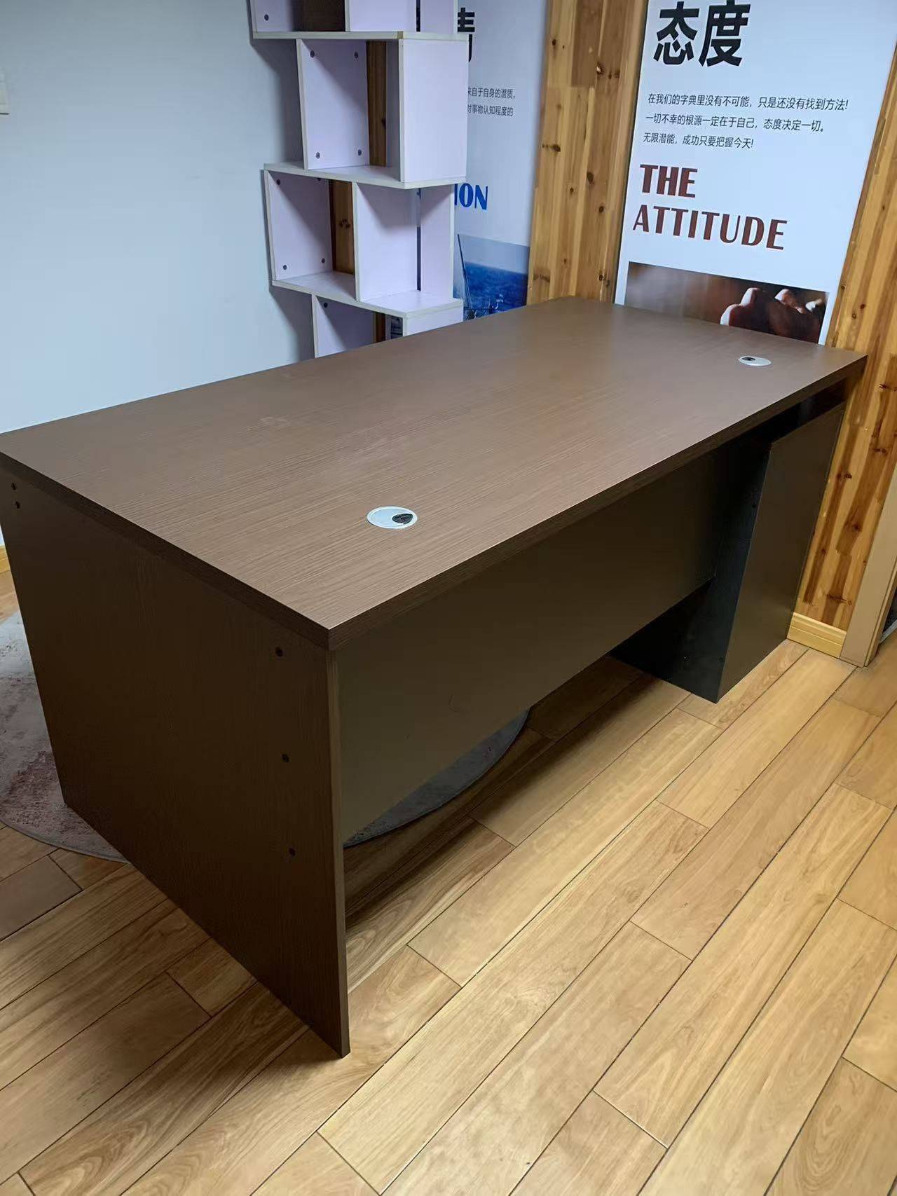 出办公桌一张，带穿线孔，桌面有收纳空间，_1