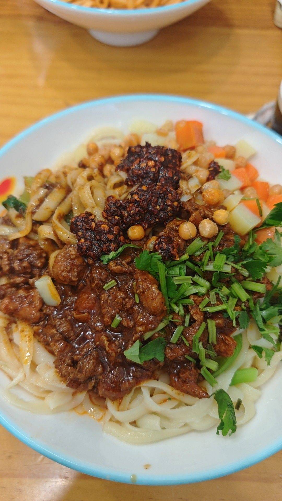  今晚吃什么  麻辣拌面 