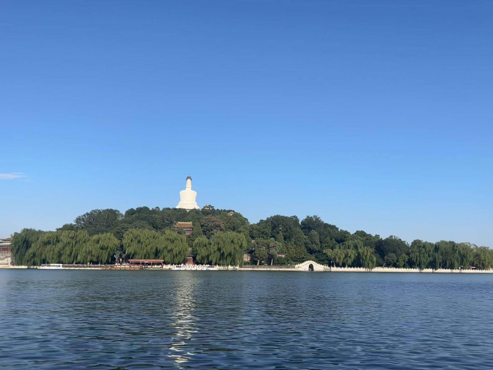 北海公园 湖景  白塔  晴空  