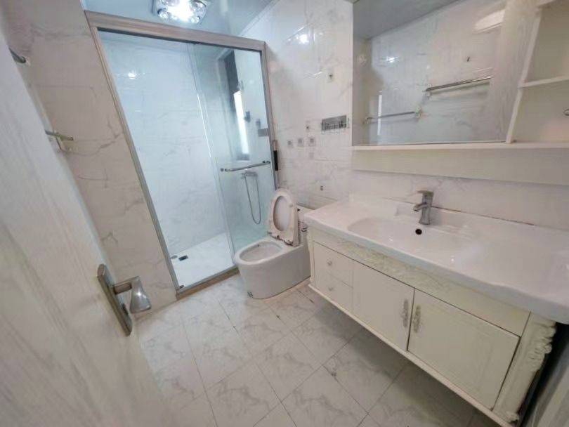 蹲女室友一位，小区环境好，  高层精装修_4