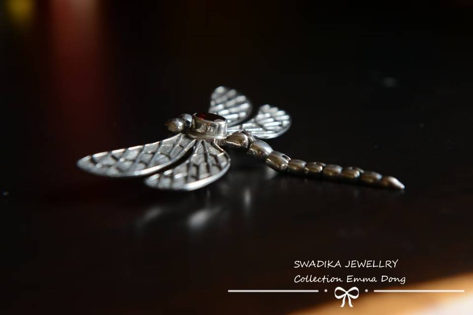 同印尼艺术家联合出品的蜻蜓胸针_1