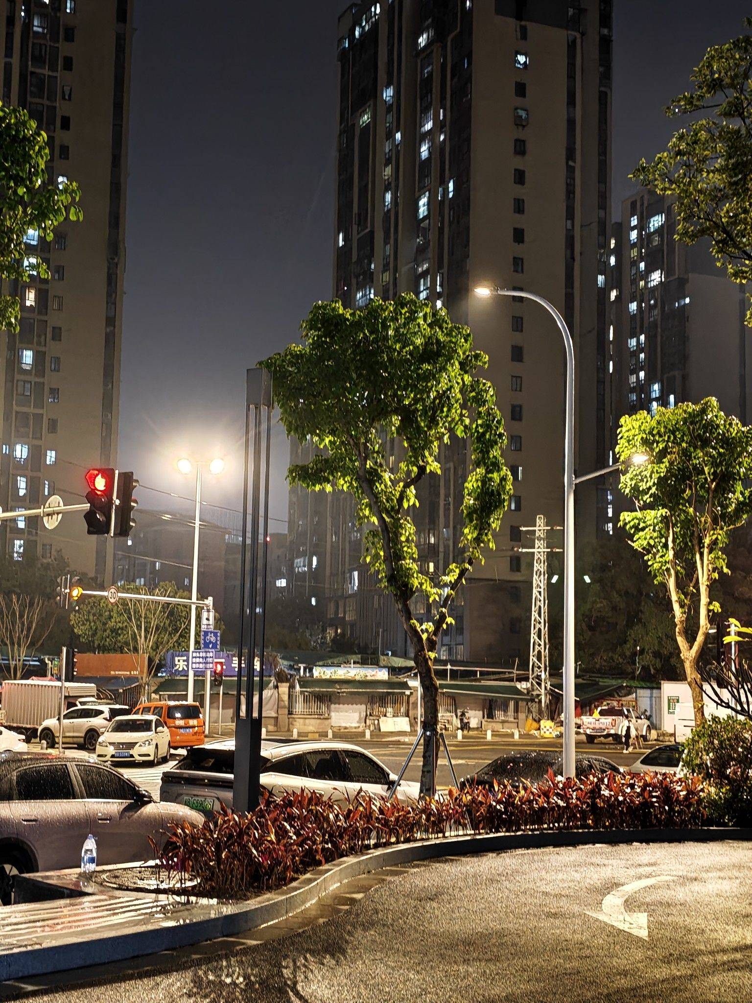 夜晚寂静的，但是人是浮躁的。 城市风光